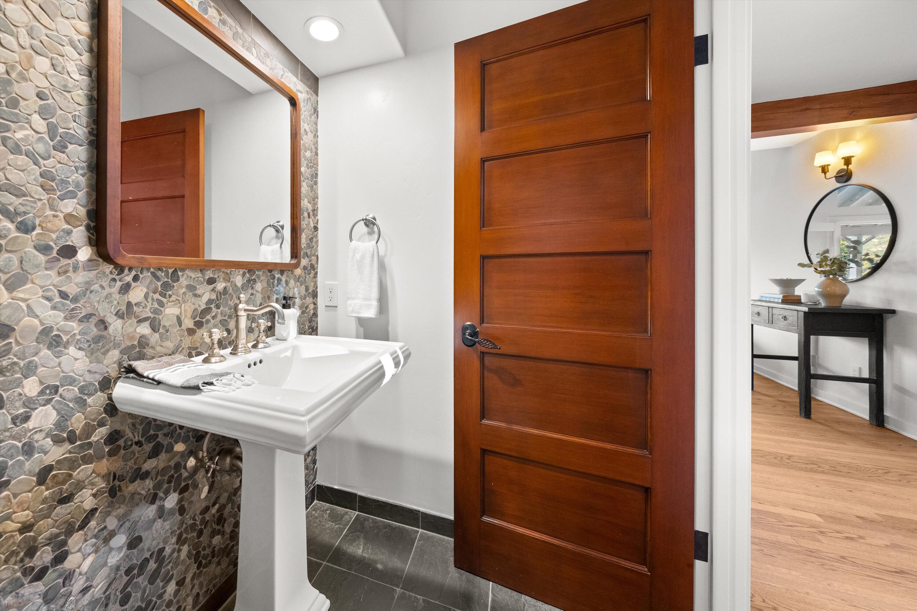 Carpinteria, California 93013, United States, 4 Bedrooms Bedrooms, ,5 BathroomsBathrooms,Residential,Active,125105