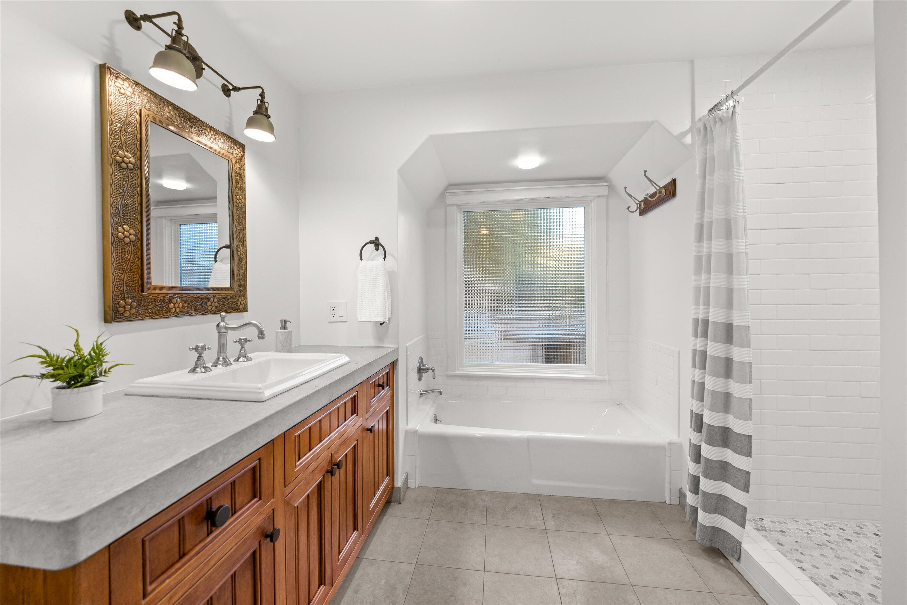 Carpinteria, California 93013, United States, 4 Bedrooms Bedrooms, ,5 BathroomsBathrooms,Residential,Active,125105