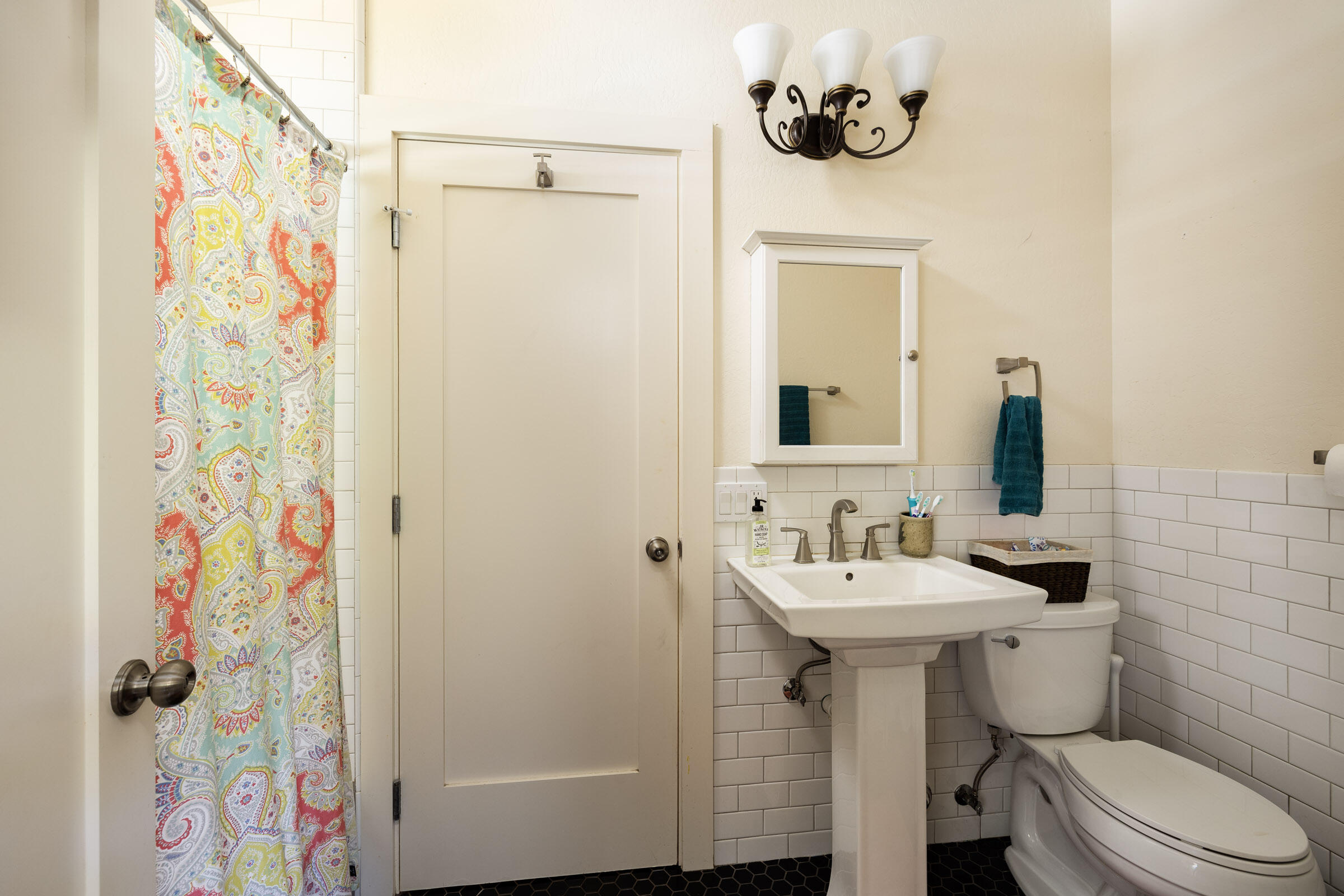 Santa Barbara, California 93105, United States, 3 Bedrooms Bedrooms, ,3 BathroomsBathrooms,Residential,Pending,72690