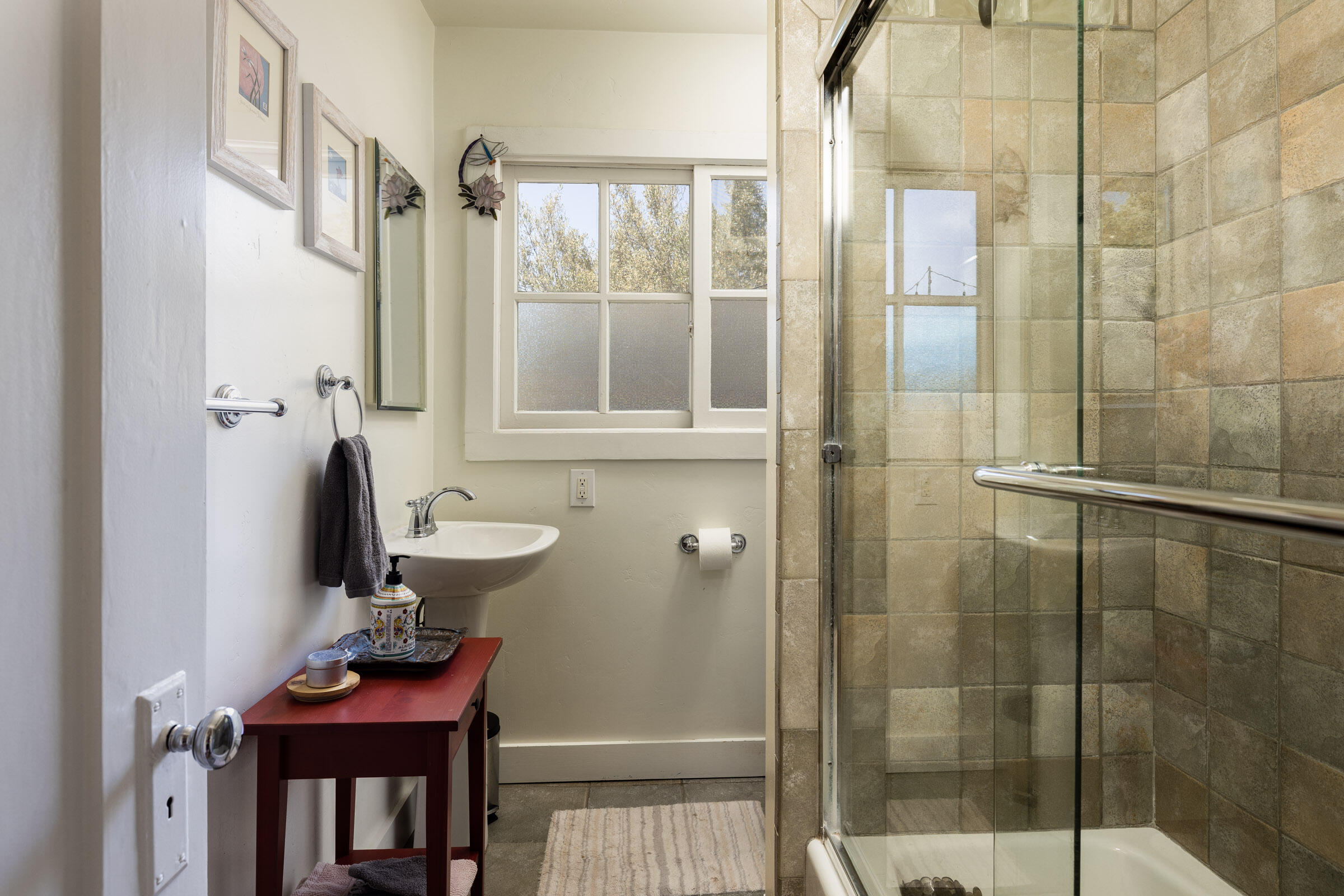 Santa Barbara, California 93105, United States, 3 Bedrooms Bedrooms, ,3 BathroomsBathrooms,Residential,Pending,72690