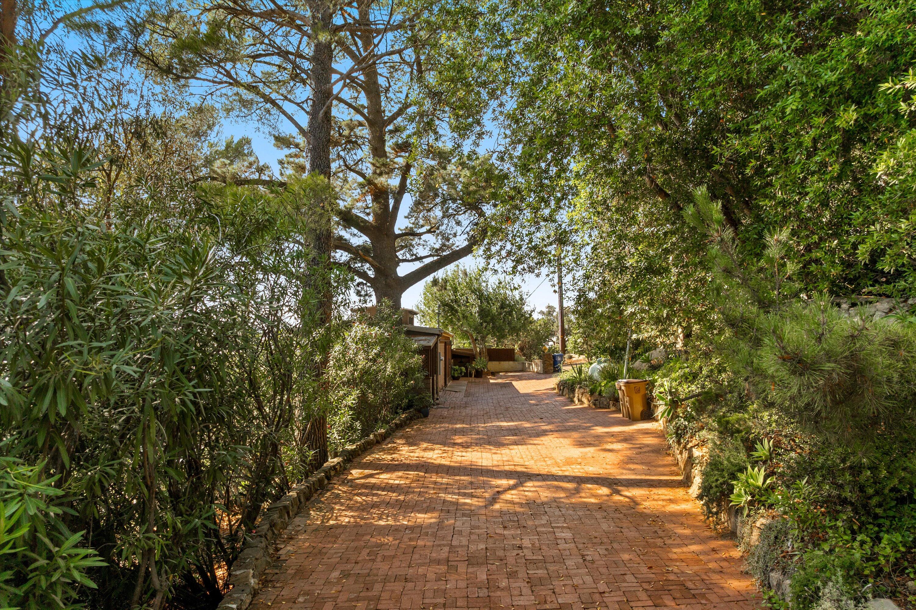 Santa Barbara, California 93105, United States, 3 Bedrooms Bedrooms, ,2 BathroomsBathrooms,Residential,Active,220421