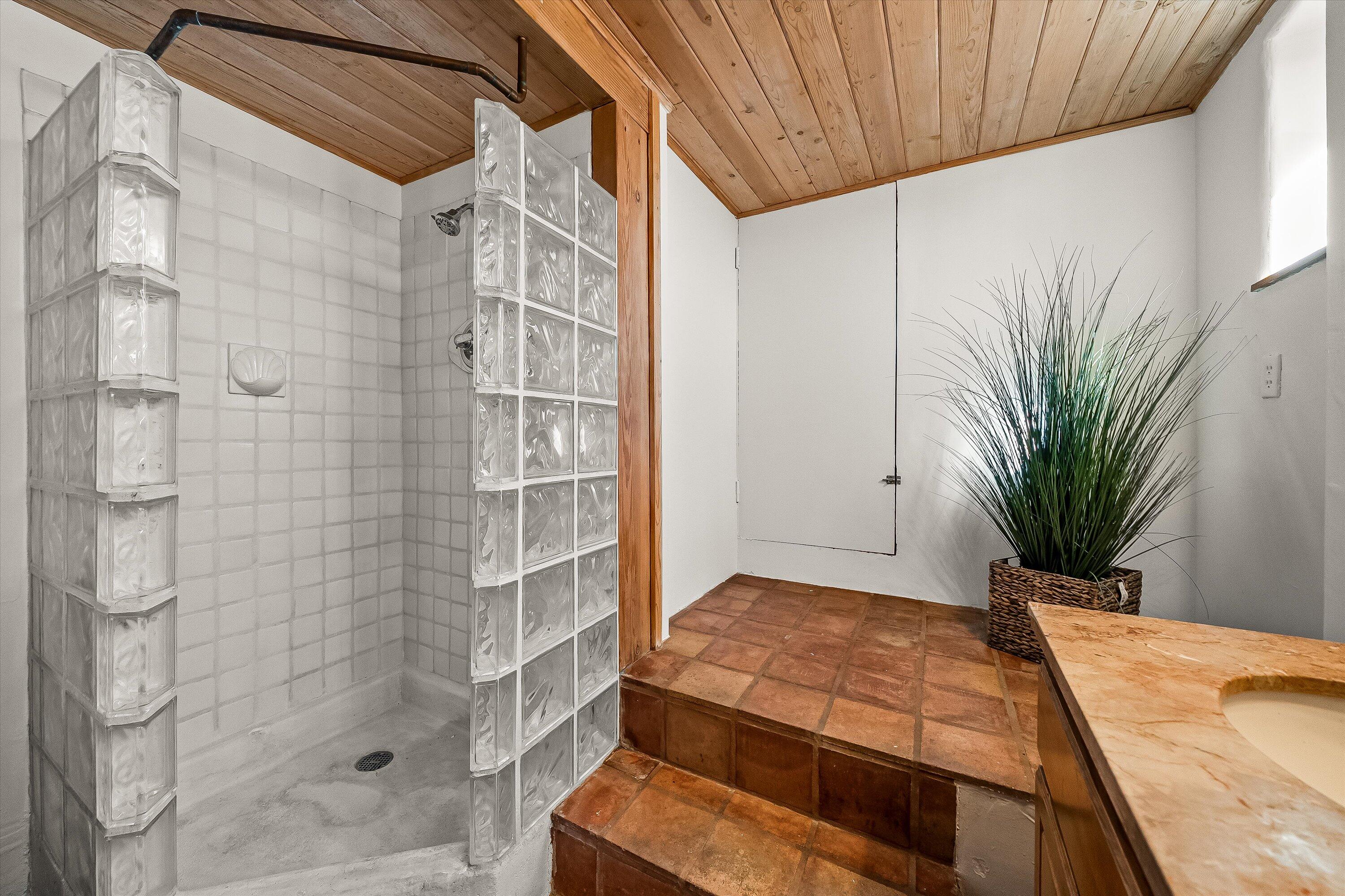 Santa Barbara, California 93105, United States, 3 Bedrooms Bedrooms, ,2 BathroomsBathrooms,Residential,Active,220421