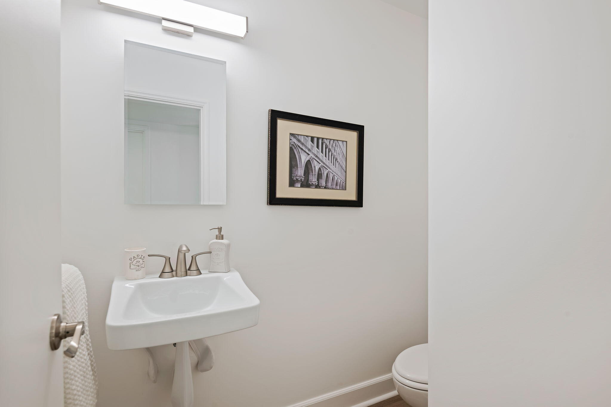 Goleta, California 93117, United States, 5 Bedrooms Bedrooms, ,3 BathroomsBathrooms,Residential,Pending,77232