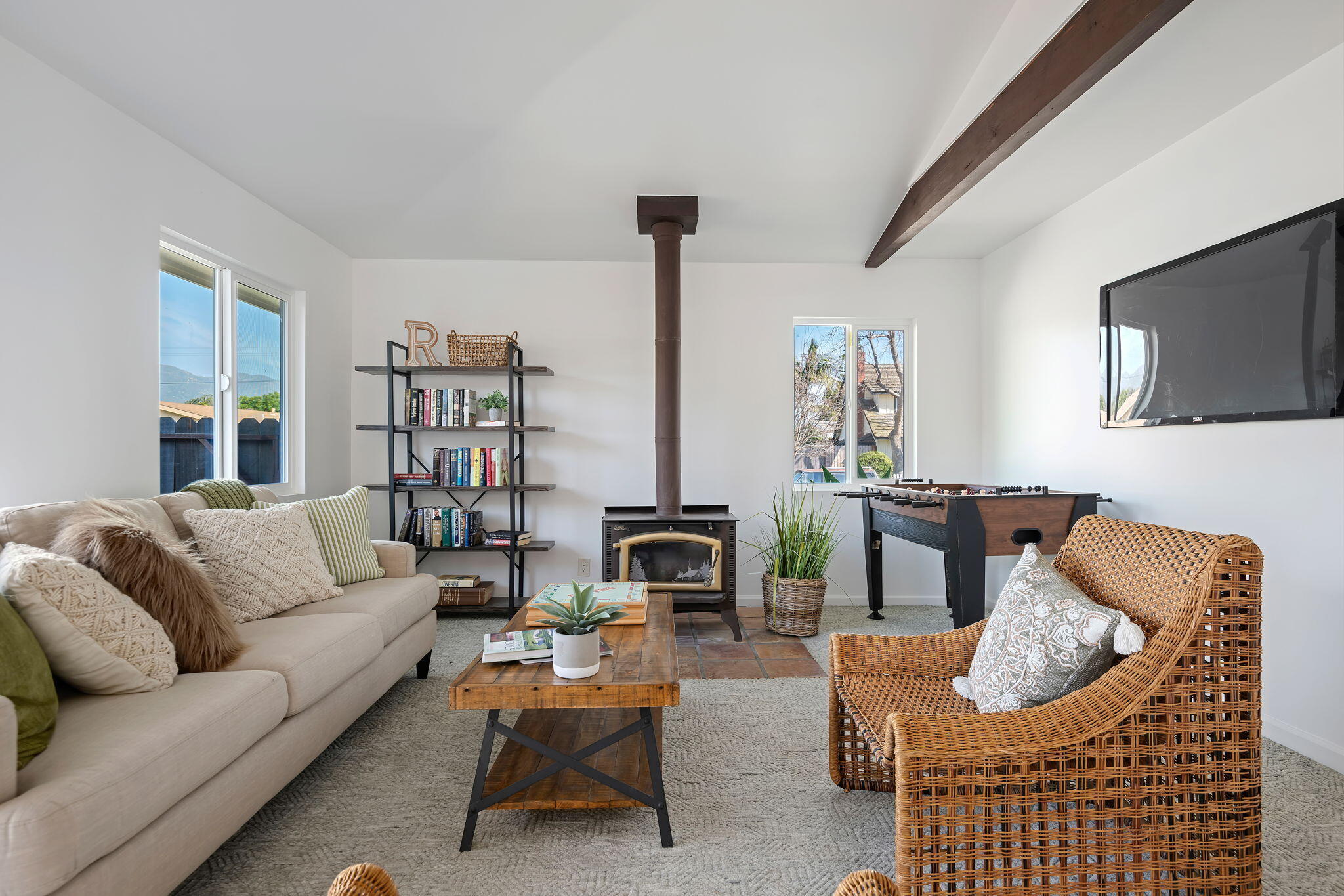 Goleta, California 93117, United States, 5 Bedrooms Bedrooms, ,3 BathroomsBathrooms,Residential,Pending,77232