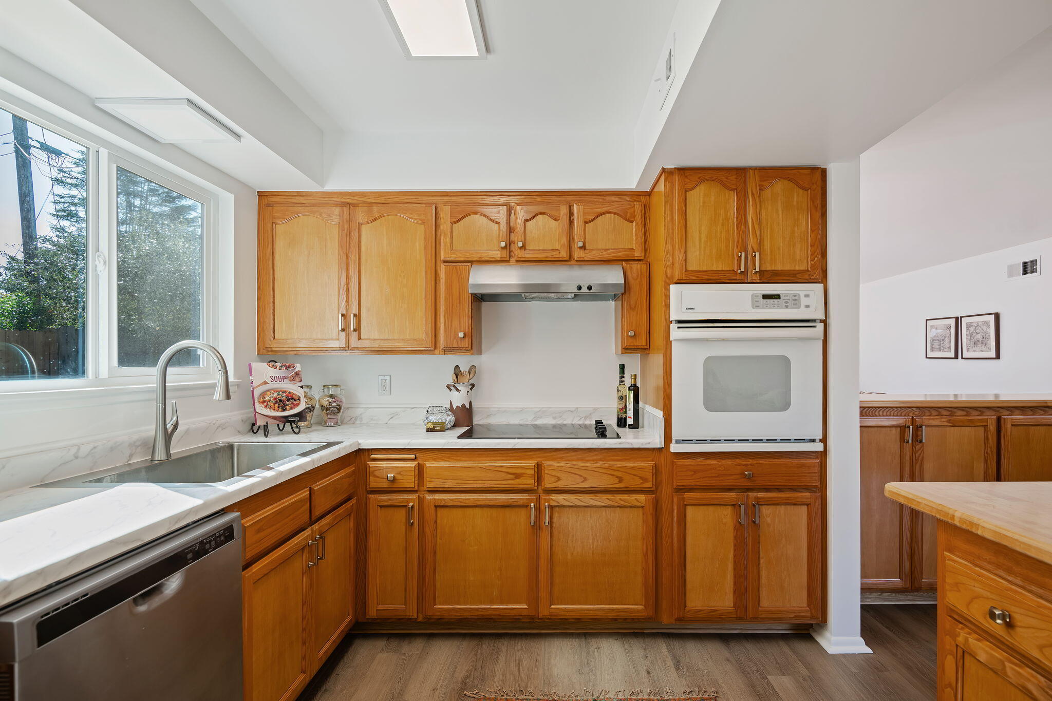 Goleta, California 93117, United States, 5 Bedrooms Bedrooms, ,3 BathroomsBathrooms,Residential,Pending,77232