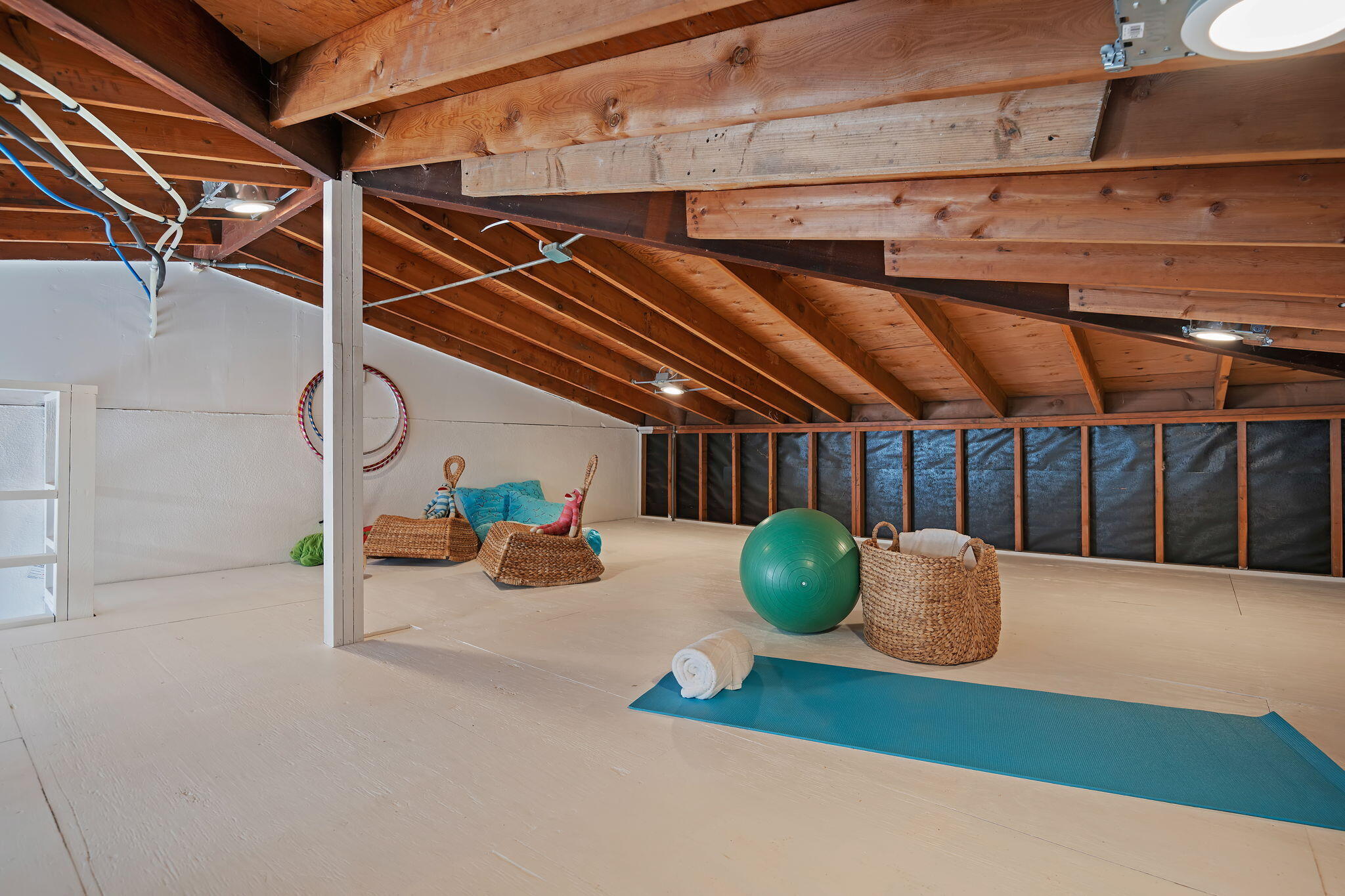 Goleta, California 93117, United States, 5 Bedrooms Bedrooms, ,3 BathroomsBathrooms,Residential,Pending,77232