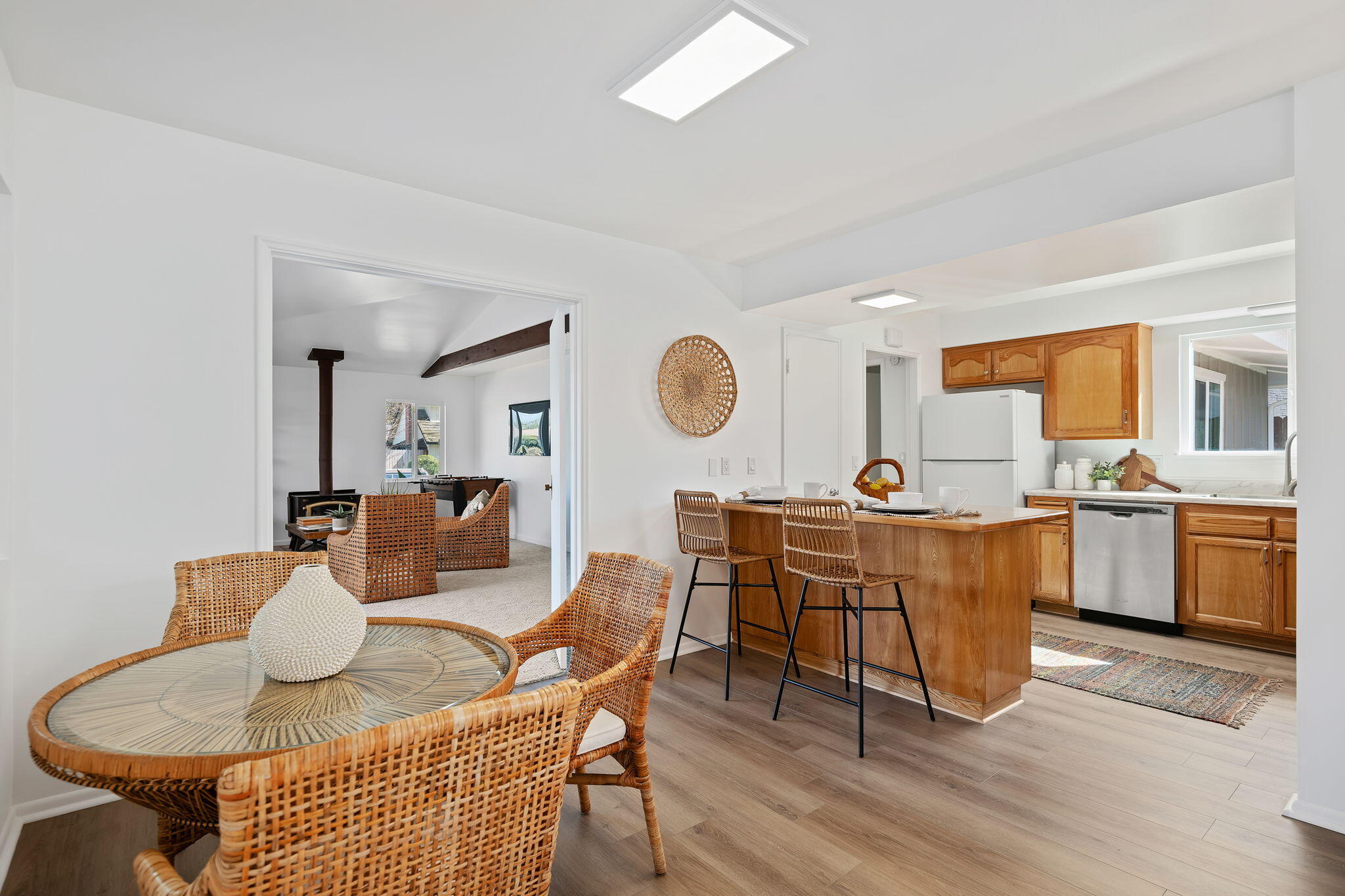 Goleta, California 93117, United States, 5 Bedrooms Bedrooms, ,3 BathroomsBathrooms,Residential,Pending,77232