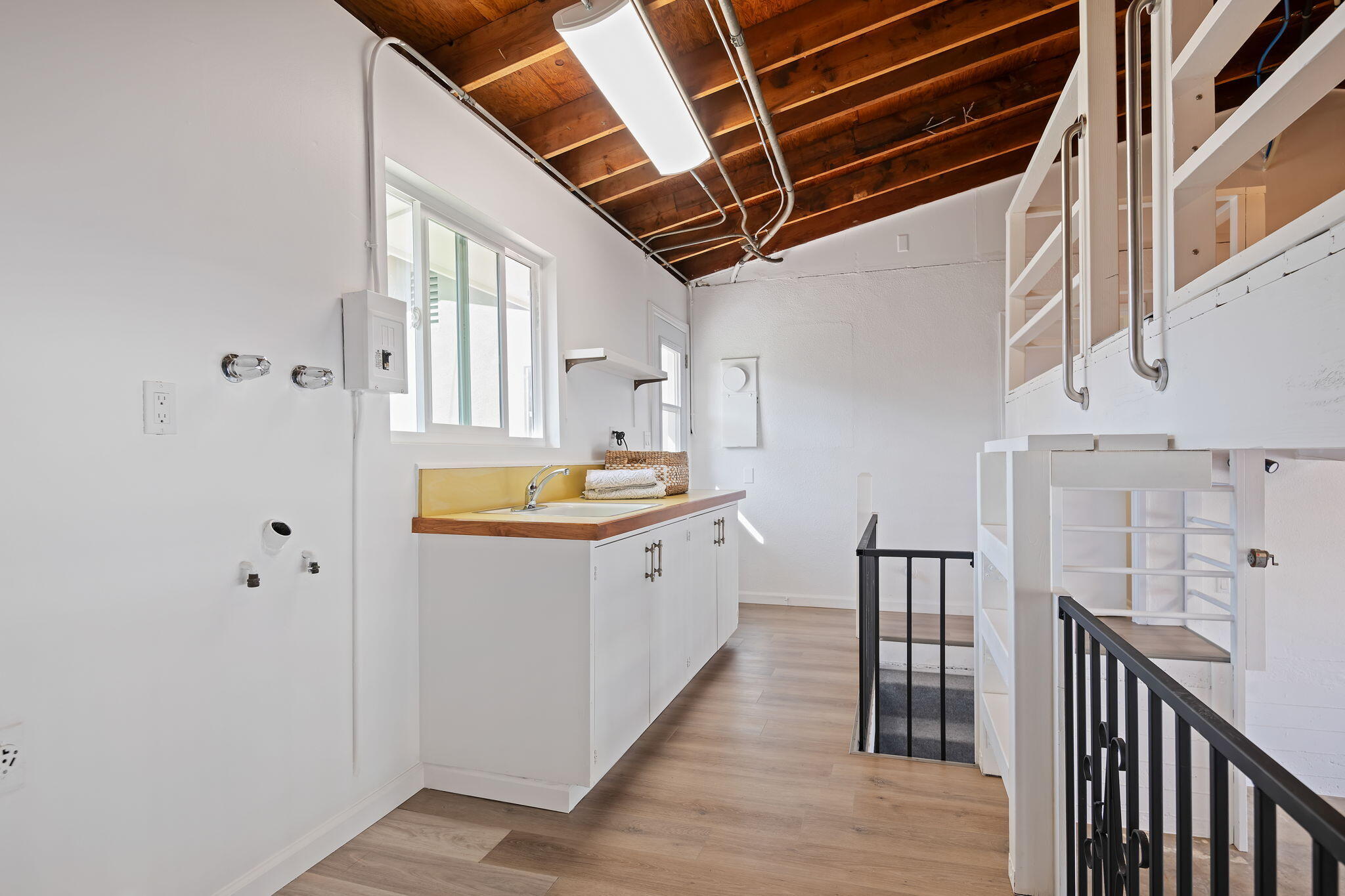 Goleta, California 93117, United States, 5 Bedrooms Bedrooms, ,3 BathroomsBathrooms,Residential,Pending,77232