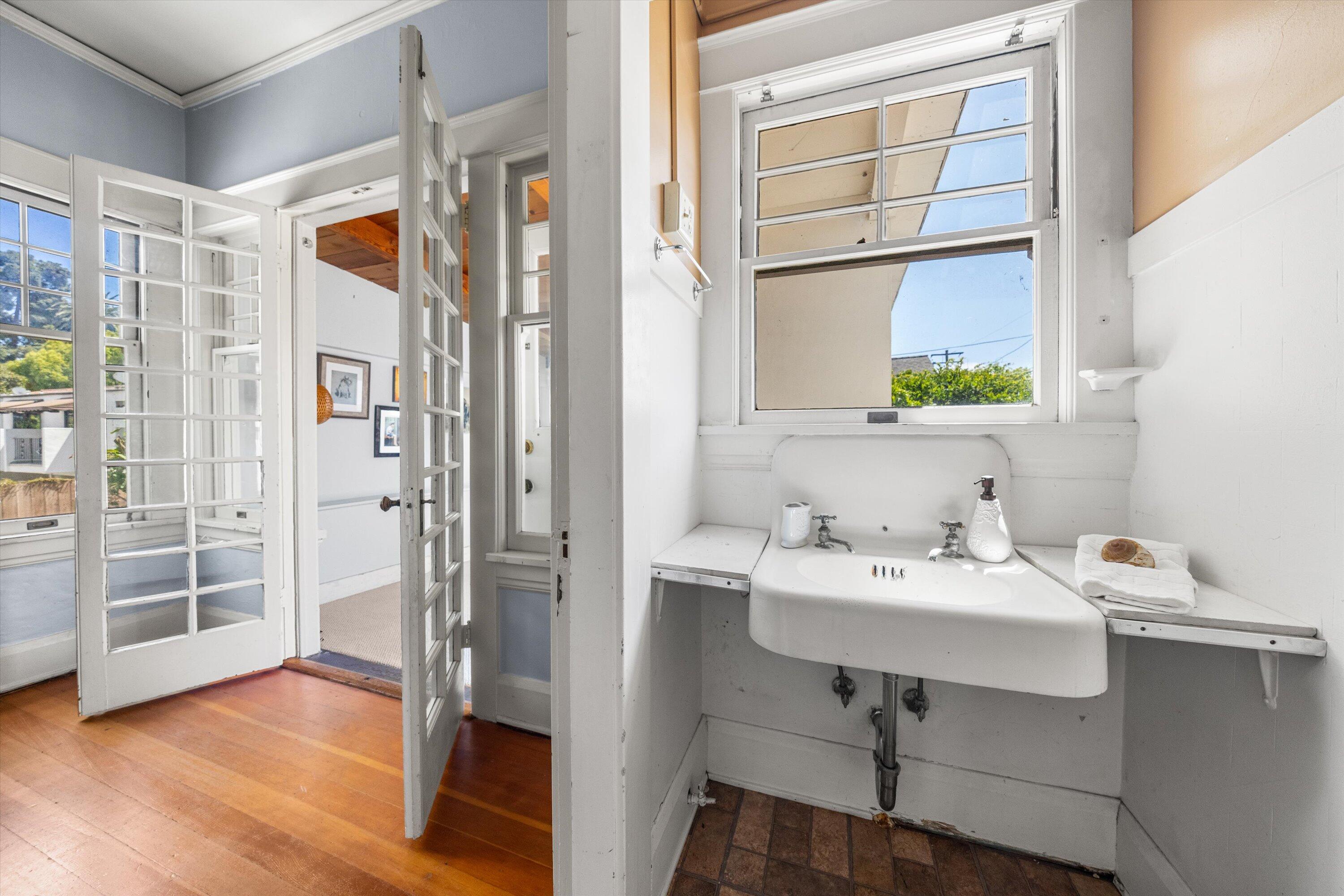 Santa Barbara, California 93101, United States, 3 Bedrooms Bedrooms, ,4 BathroomsBathrooms,Residential,Active,152919