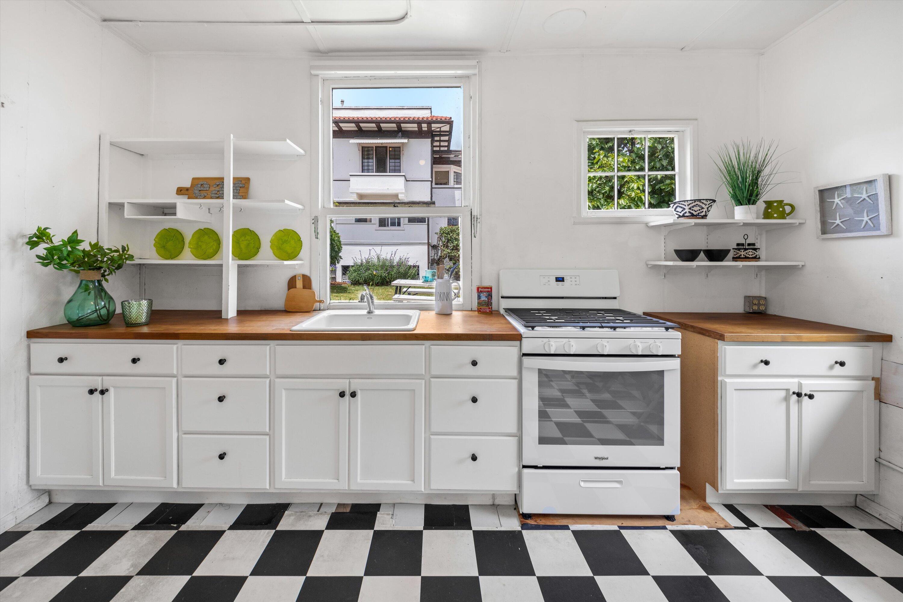 Santa Barbara, California 93101, United States, 3 Bedrooms Bedrooms, ,4 BathroomsBathrooms,Residential,Active,152919