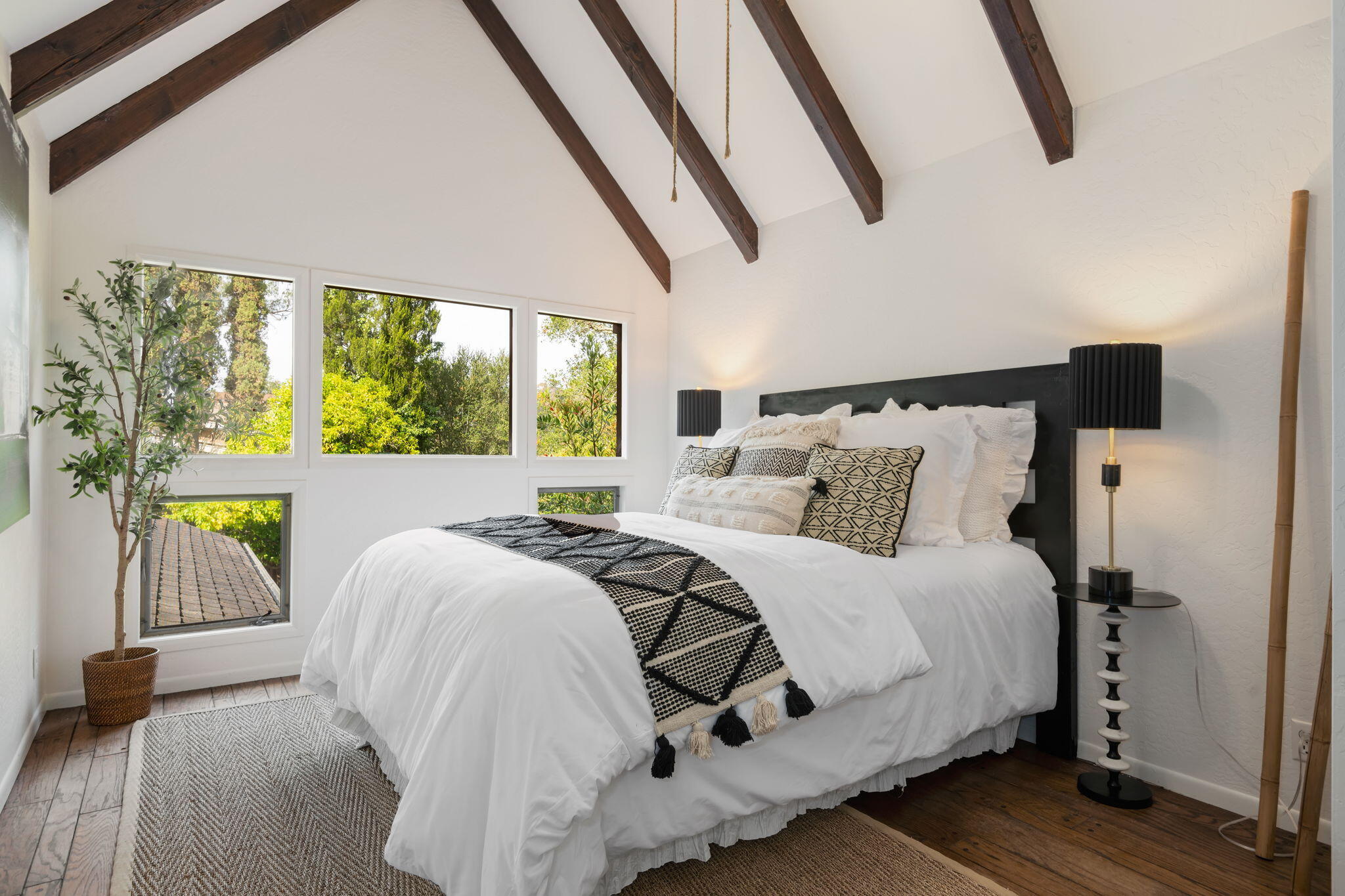 Santa Barbara, California 93103, United States, 4 Bedrooms Bedrooms, ,3 BathroomsBathrooms,Residential,Active,235464