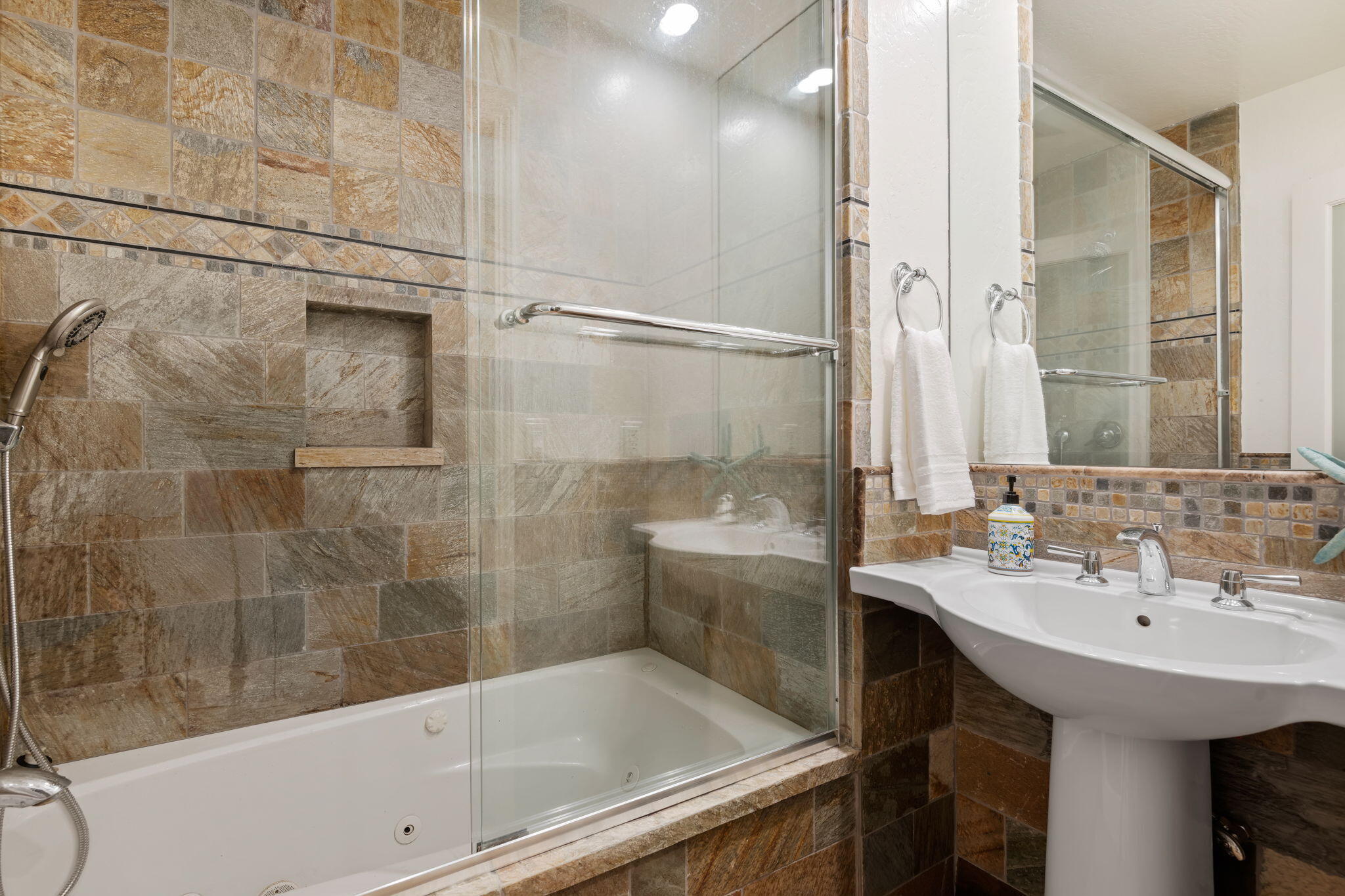 Santa Barbara, California 93103, United States, 4 Bedrooms Bedrooms, ,3 BathroomsBathrooms,Residential,Active,235464