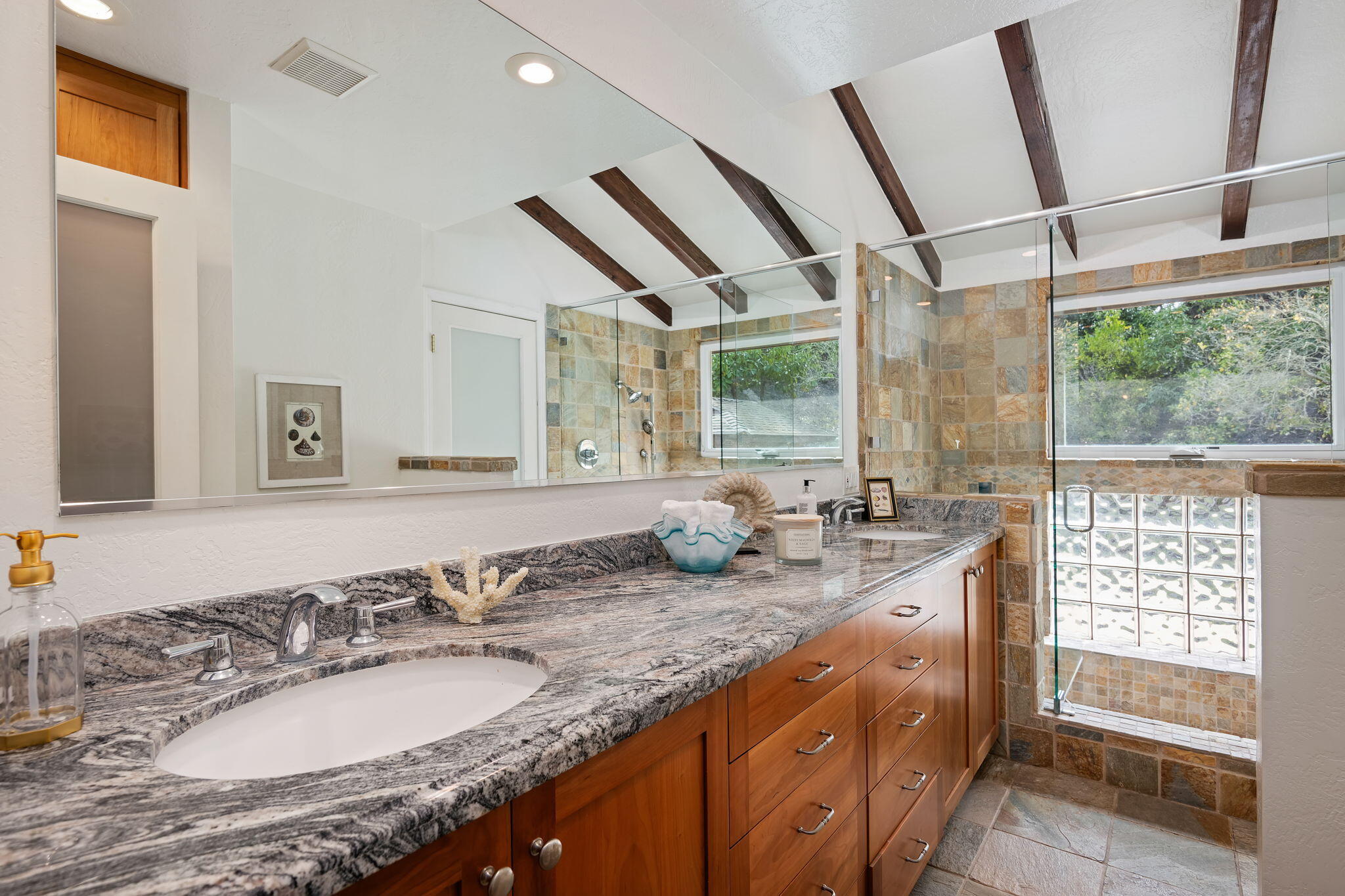 Santa Barbara, California 93103, United States, 4 Bedrooms Bedrooms, ,3 BathroomsBathrooms,Residential,Active,235464