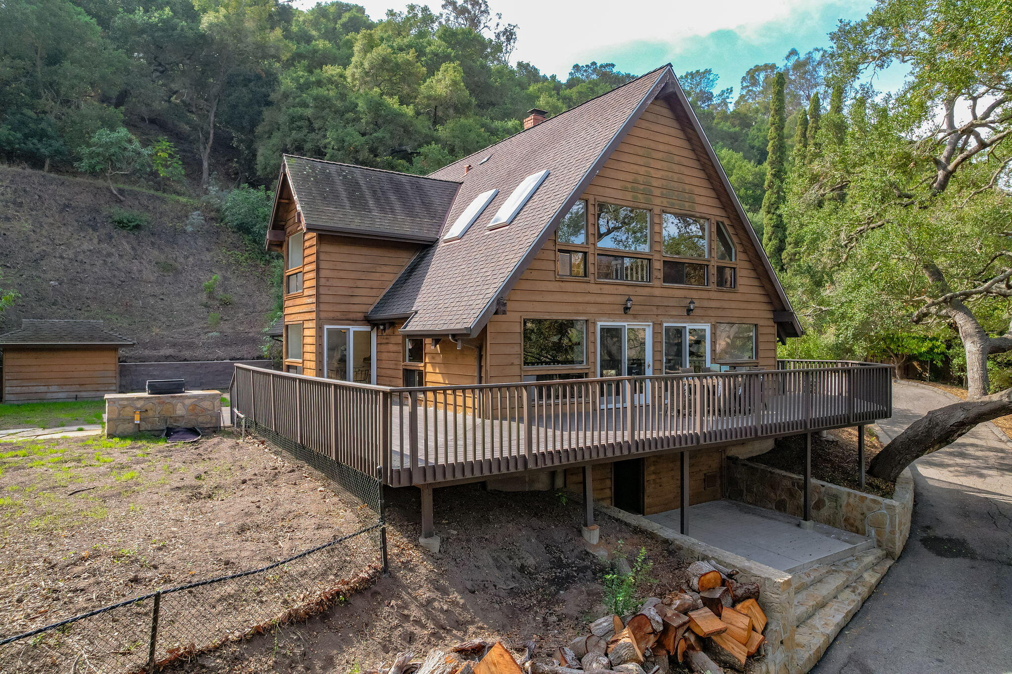 Santa Barbara, California 93103, United States, 4 Bedrooms Bedrooms, ,3 BathroomsBathrooms,Residential,Active,235464