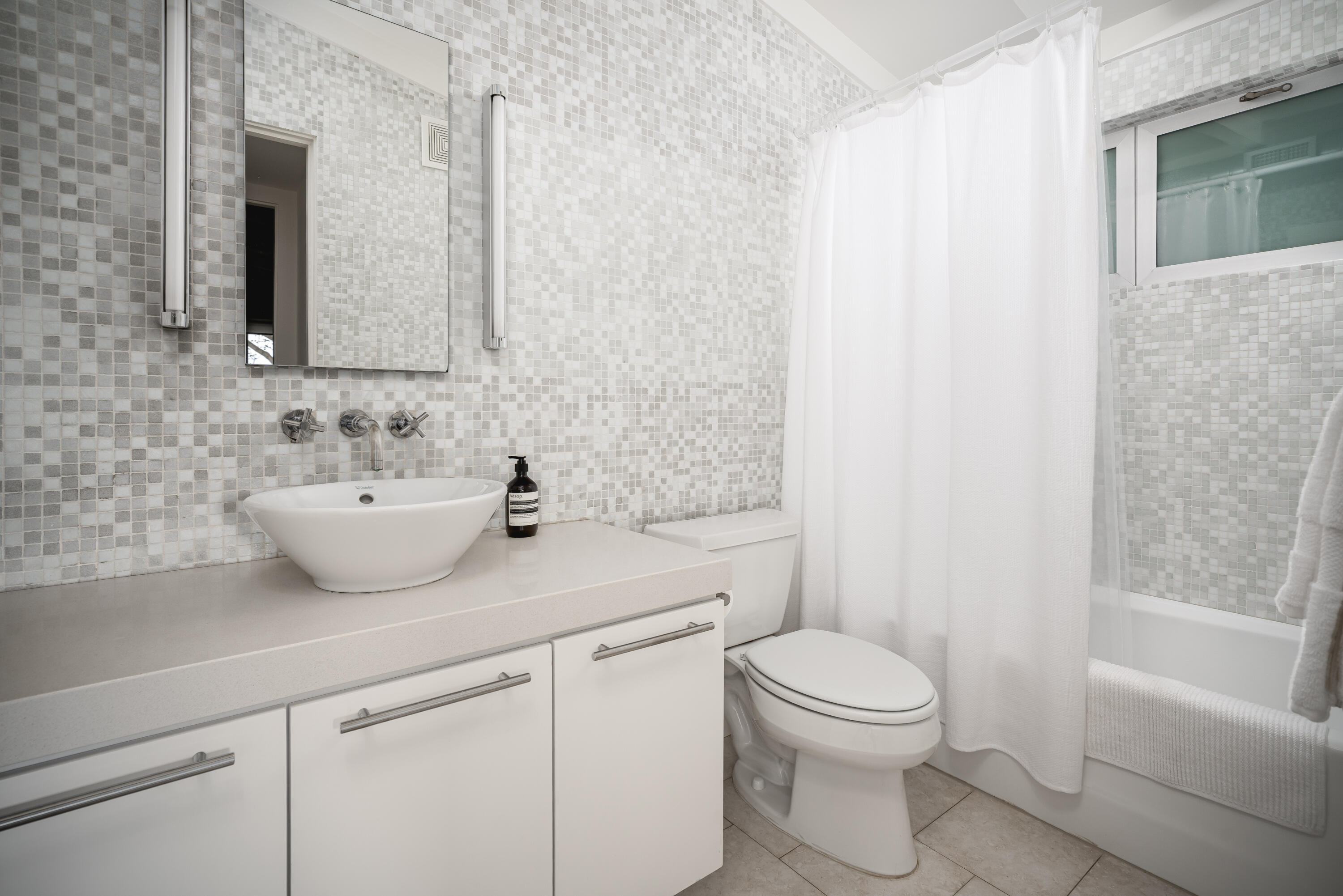 Santa Barbara, California 93105, United States, 3 Bedrooms Bedrooms, ,3 BathroomsBathrooms,Residential,Active,198749