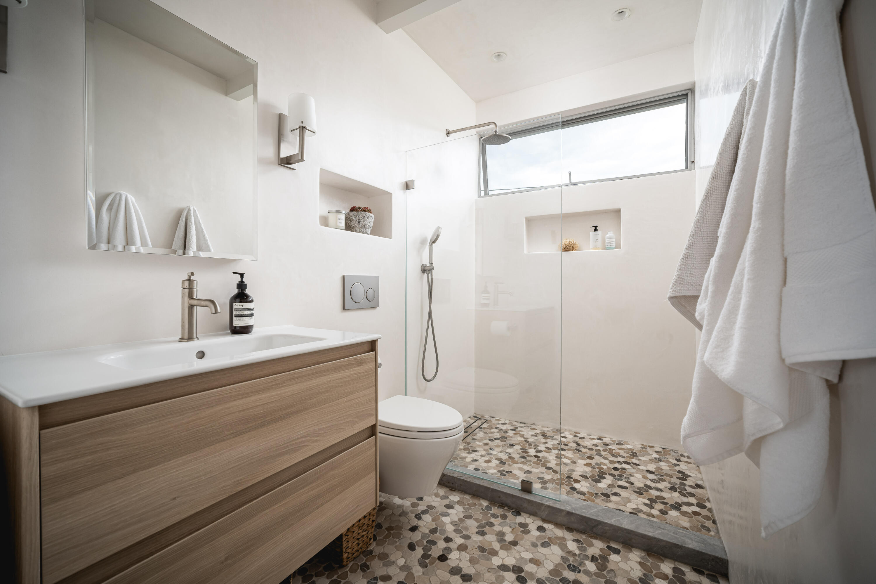 Santa Barbara, California 93105, United States, 3 Bedrooms Bedrooms, ,3 BathroomsBathrooms,Residential,Active,198749