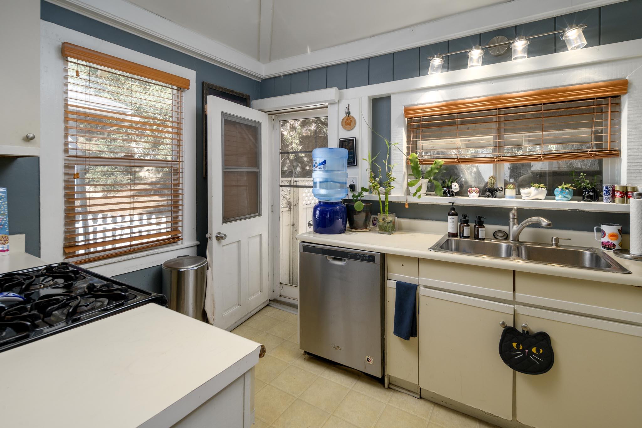 Montecito, California 93108, United States, 3 Bedrooms Bedrooms, ,2 BathroomsBathrooms,Residential,Pending,35892