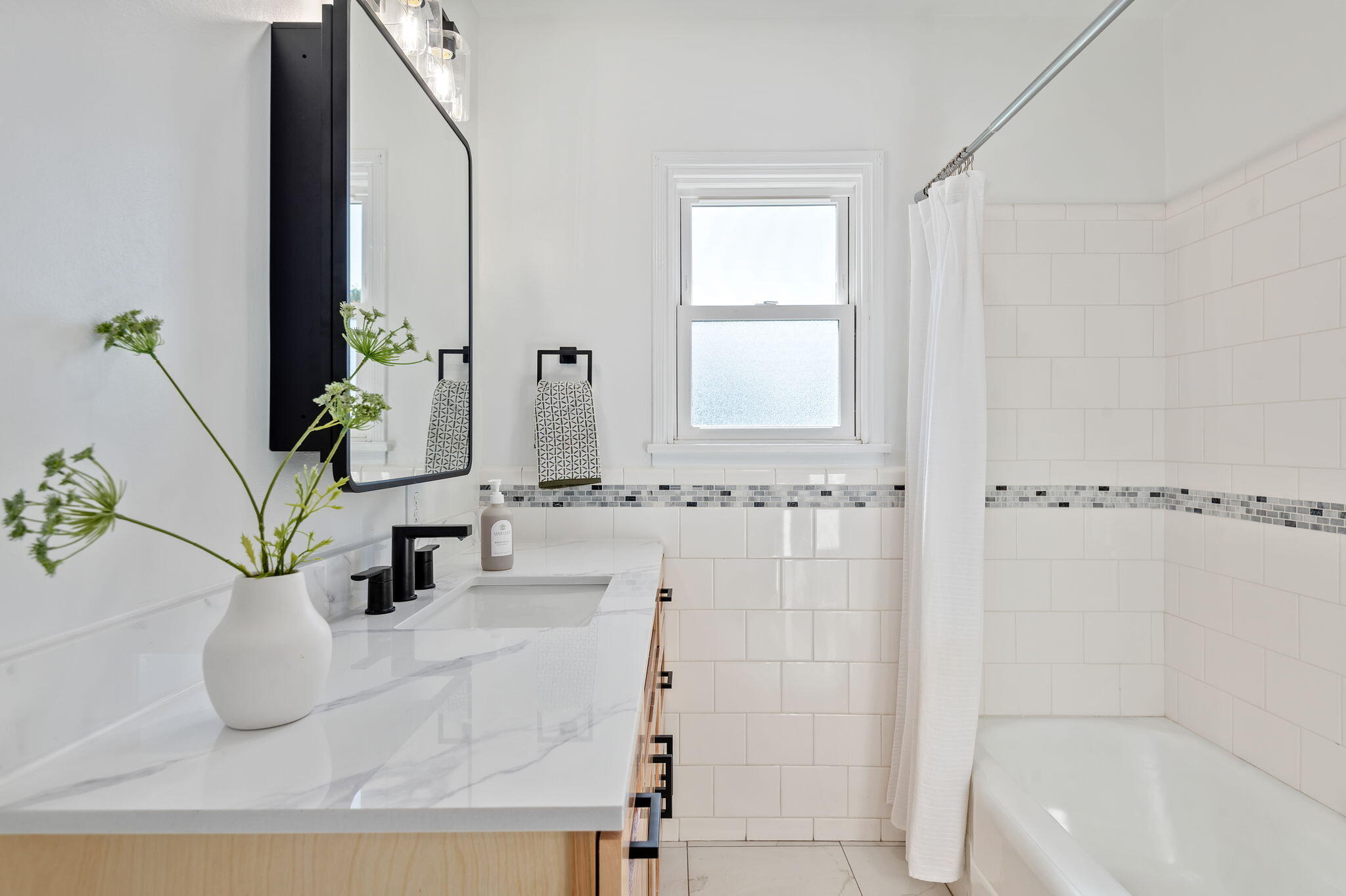 Goleta, California 93117, United States, 3 Bedrooms Bedrooms, ,2 BathroomsBathrooms,Residential,Pending,26631