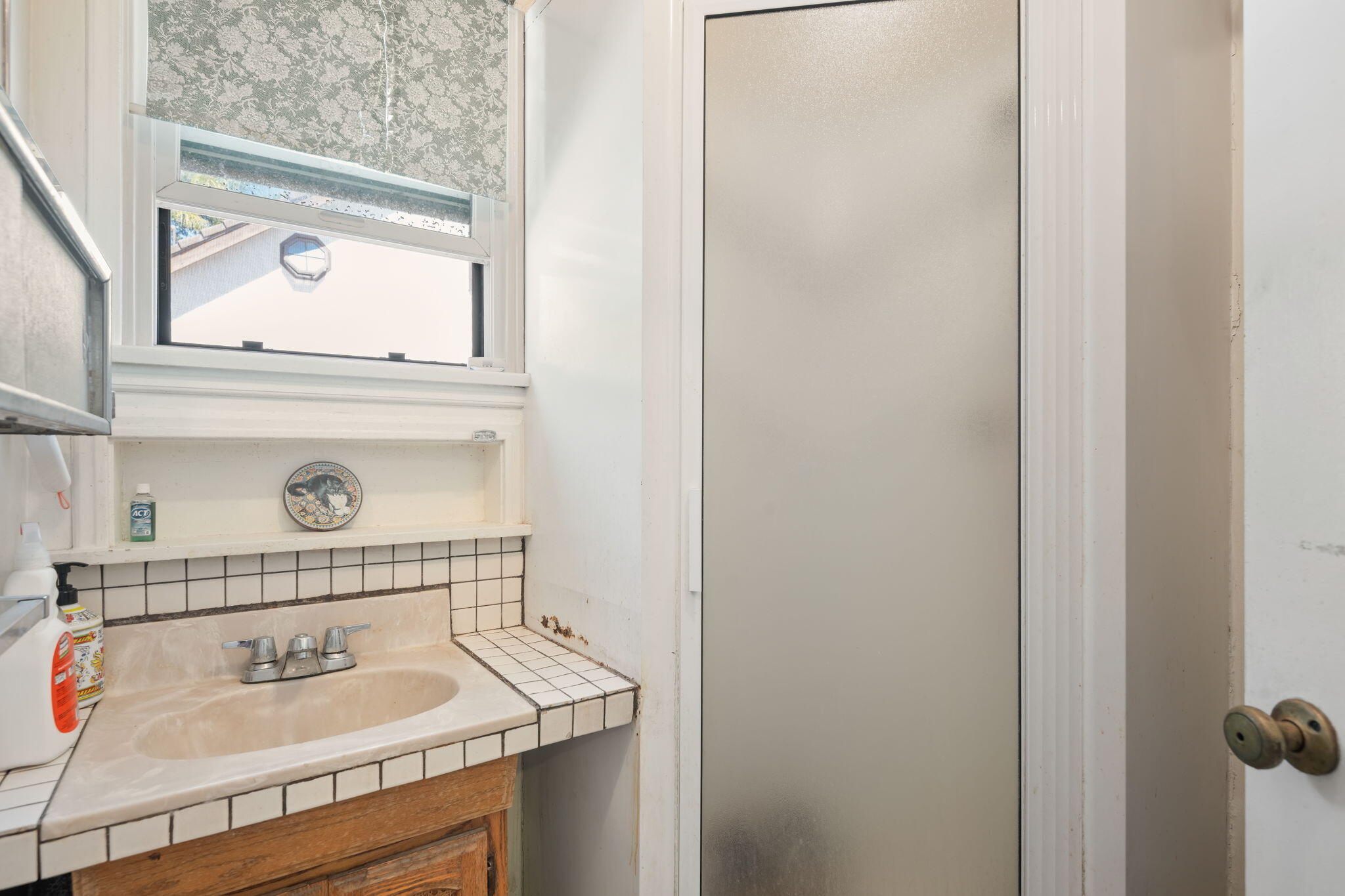 Santa Barbara, California 93103, United States, 3 Bedrooms Bedrooms, ,3 BathroomsBathrooms,Residential,Pending,180547