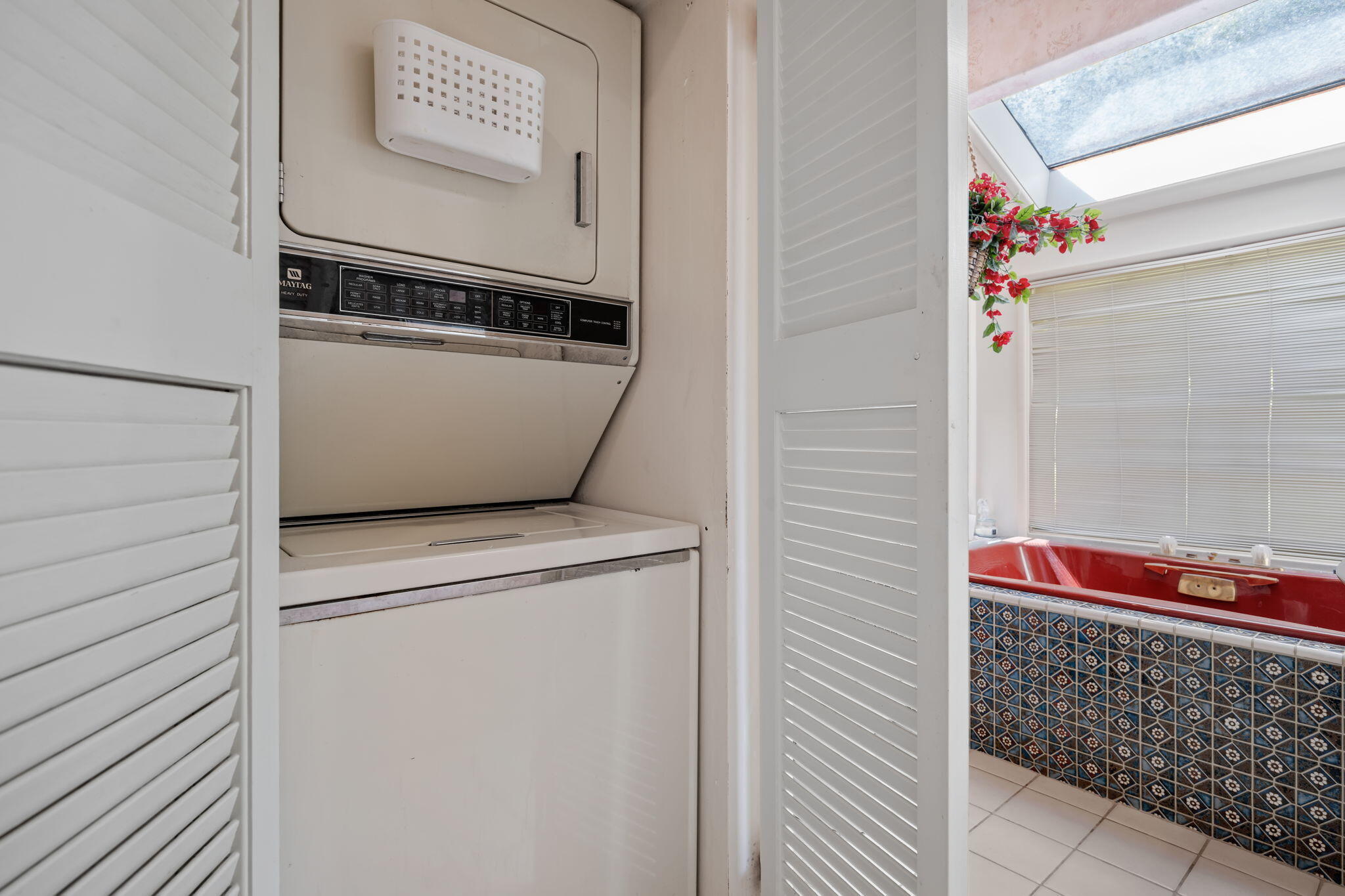 Santa Barbara, California 93103, United States, 3 Bedrooms Bedrooms, ,3 BathroomsBathrooms,Residential,Pending,180547