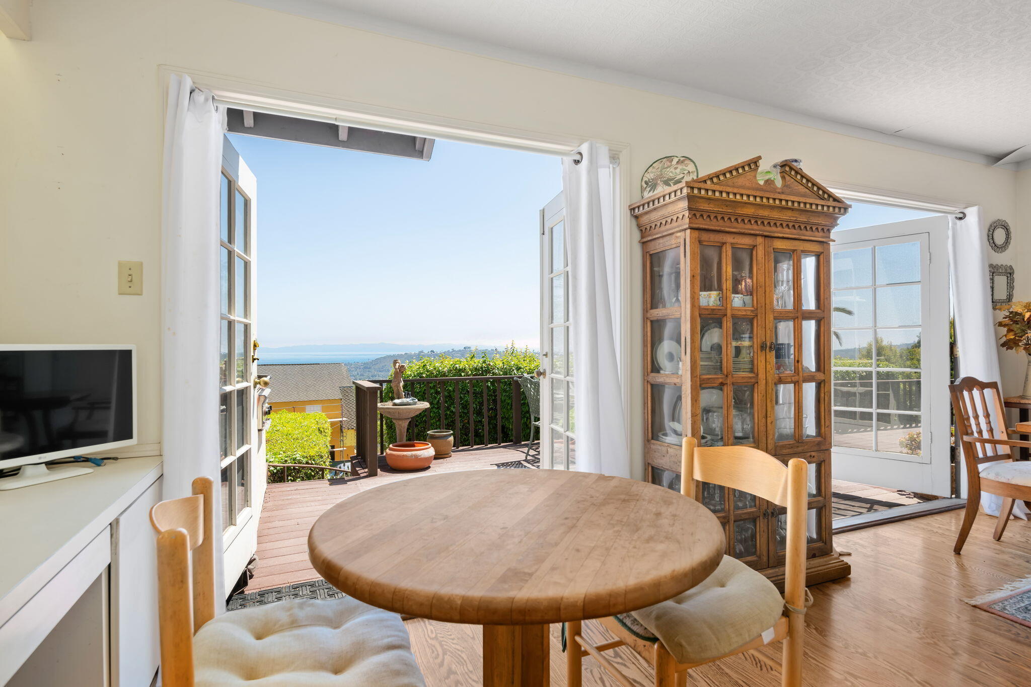 Santa Barbara, California 93103, United States, 3 Bedrooms Bedrooms, ,3 BathroomsBathrooms,Residential,Pending,180547
