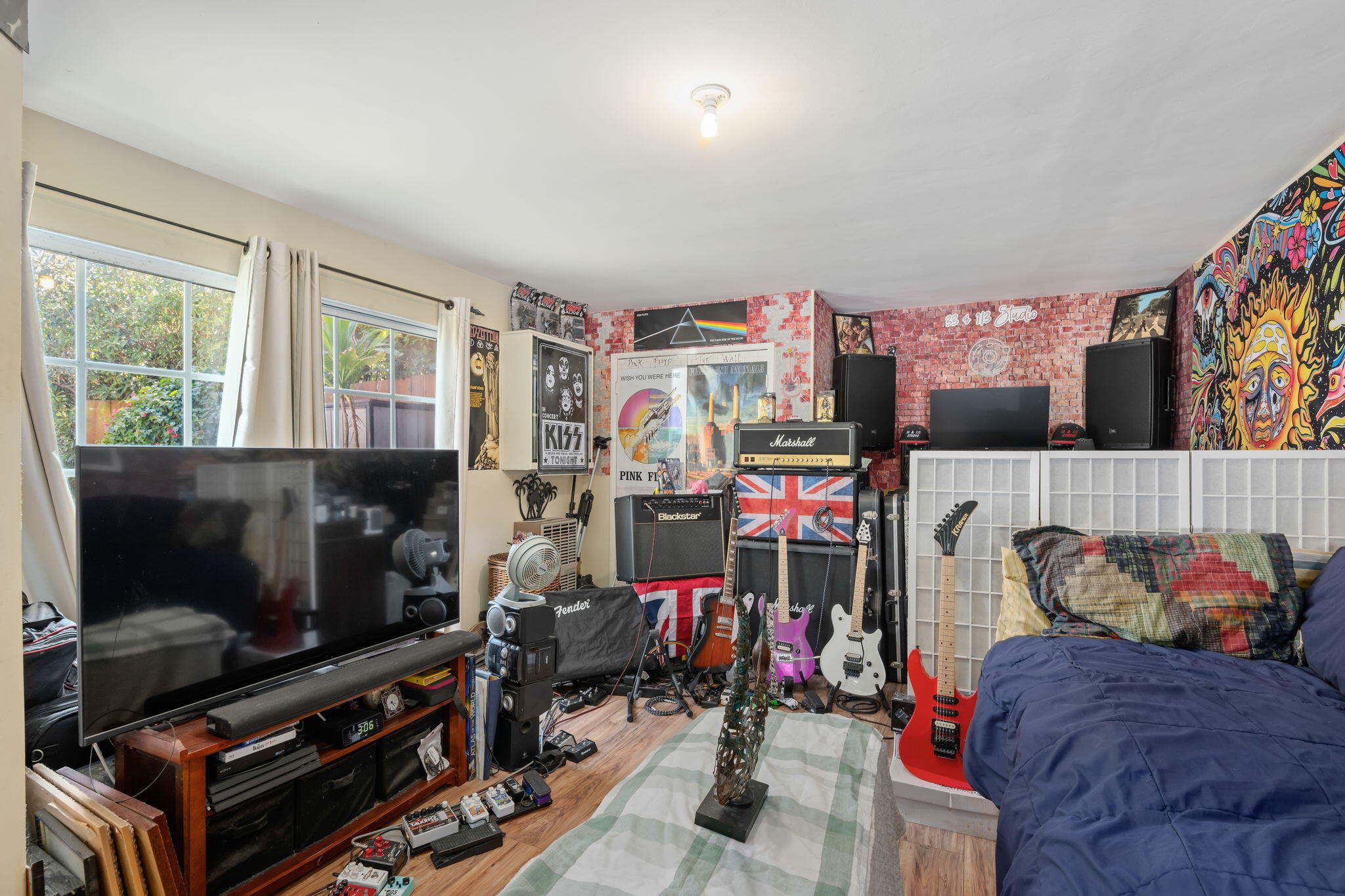 Santa Barbara, California 93103, United States, 3 Bedrooms Bedrooms, ,3 BathroomsBathrooms,Residential,Pending,180547