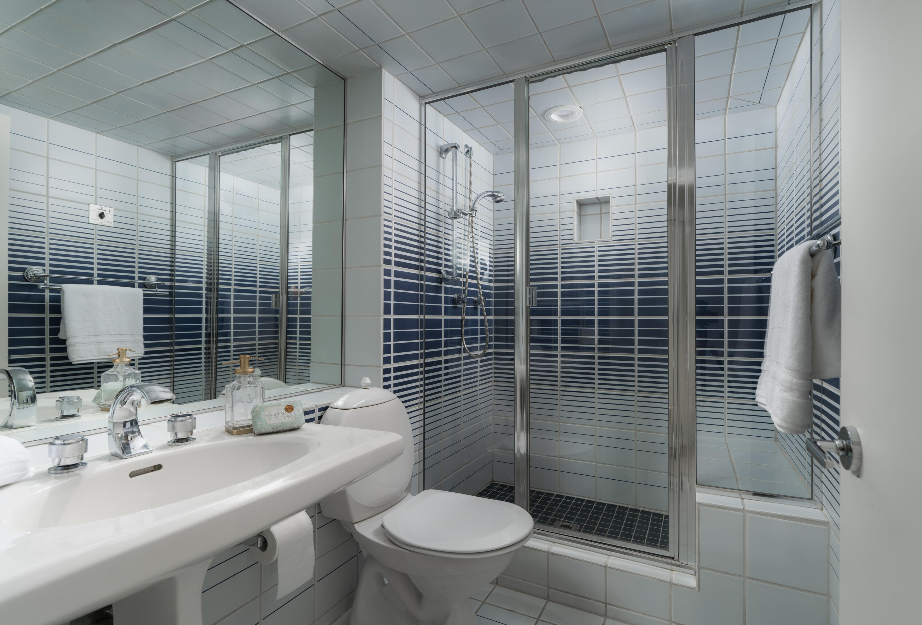 Santa Barbara, California 93103, United States, 4 Bedrooms Bedrooms, ,3 BathroomsBathrooms,Residential,Active,223936