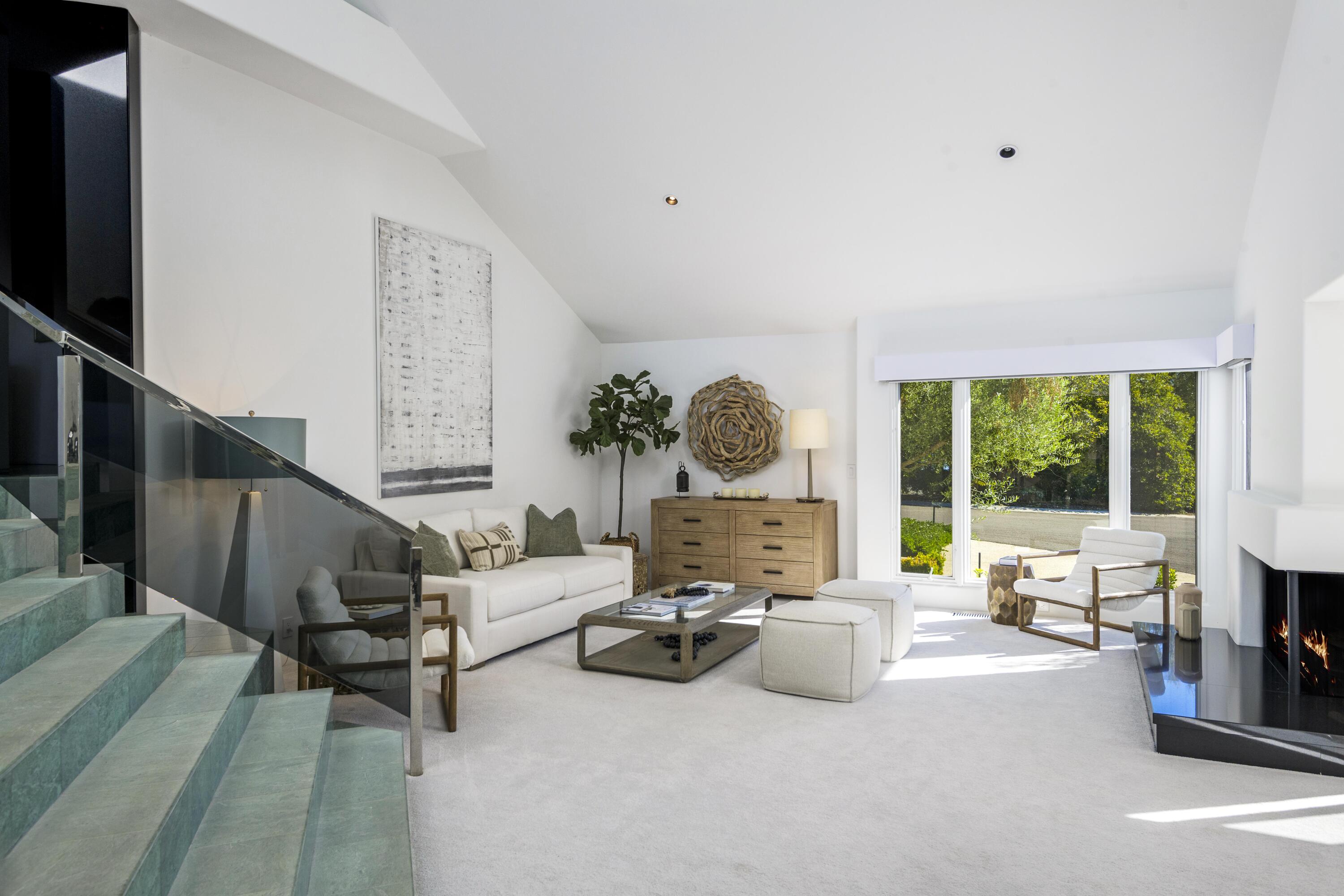 Santa Barbara, California 93103, United States, 4 Bedrooms Bedrooms, ,3 BathroomsBathrooms,Residential,Active,223936