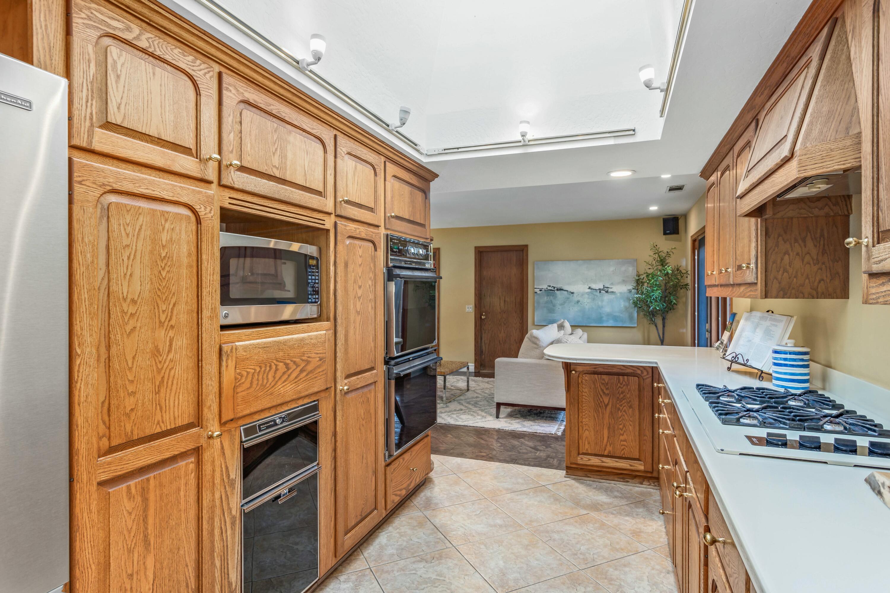 Santa Barbara, California 93111, United States, 3 Bedrooms Bedrooms, ,2 BathroomsBathrooms,Residential,Pending,27614