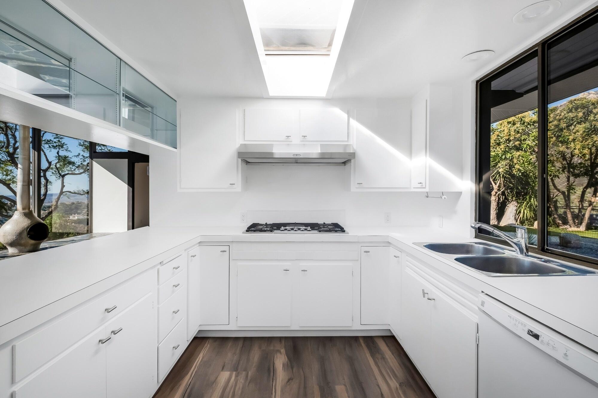 Santa Barbara, California 93105, United States, 5 Bedrooms Bedrooms, ,5 BathroomsBathrooms,Residential,Active,30585