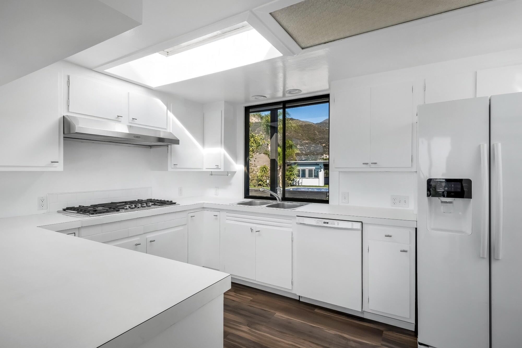 Santa Barbara, California 93105, United States, 5 Bedrooms Bedrooms, ,5 BathroomsBathrooms,Residential,Active,30585