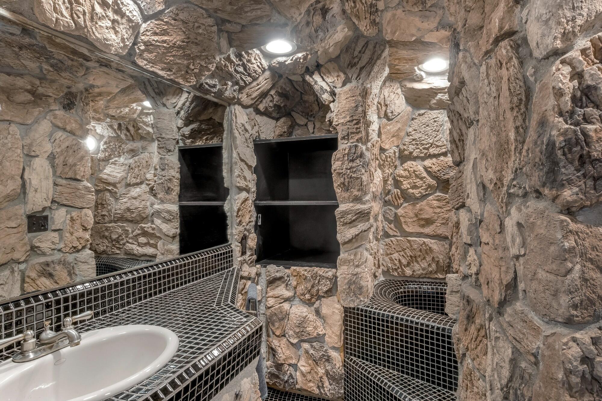 Santa Barbara, California 93105, United States, 5 Bedrooms Bedrooms, ,5 BathroomsBathrooms,Residential,Active,30585