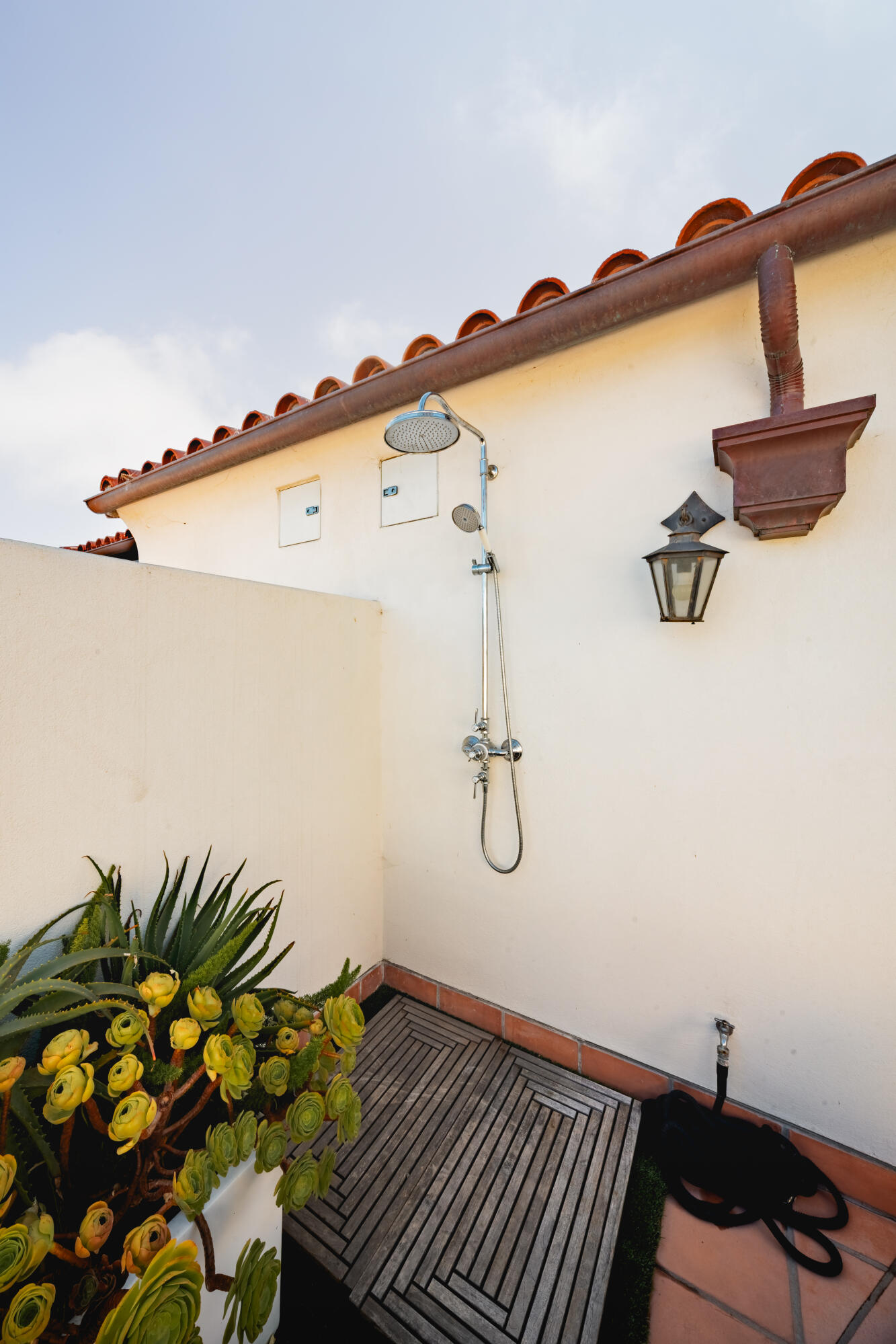 Santa Barbara, California 93101, United States, 3 Bedrooms Bedrooms, ,3 BathroomsBathrooms,Residential,Active,180992