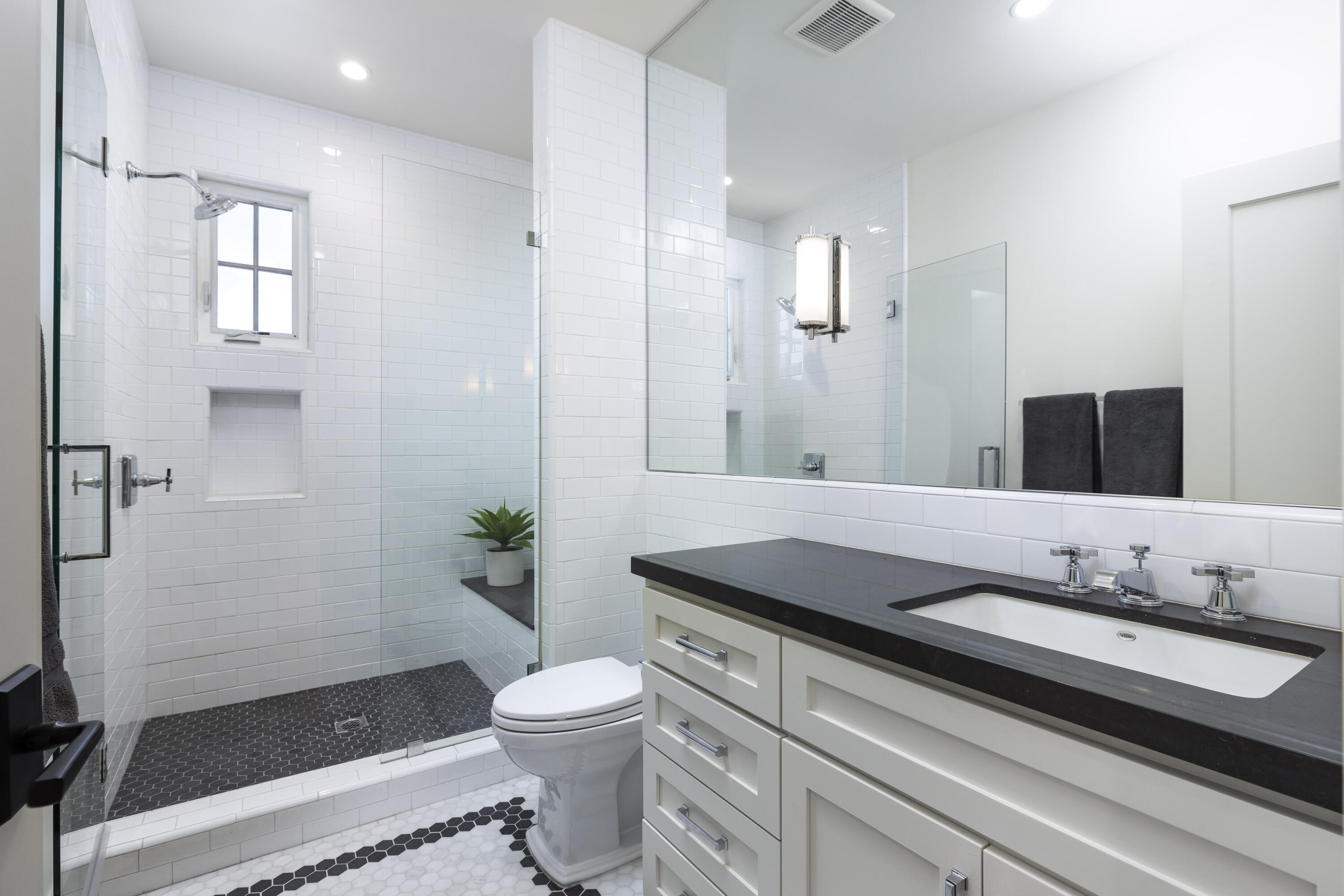 Santa Barbara, California 93101, United States, 3 Bedrooms Bedrooms, ,3 BathroomsBathrooms,Residential,Active,180992