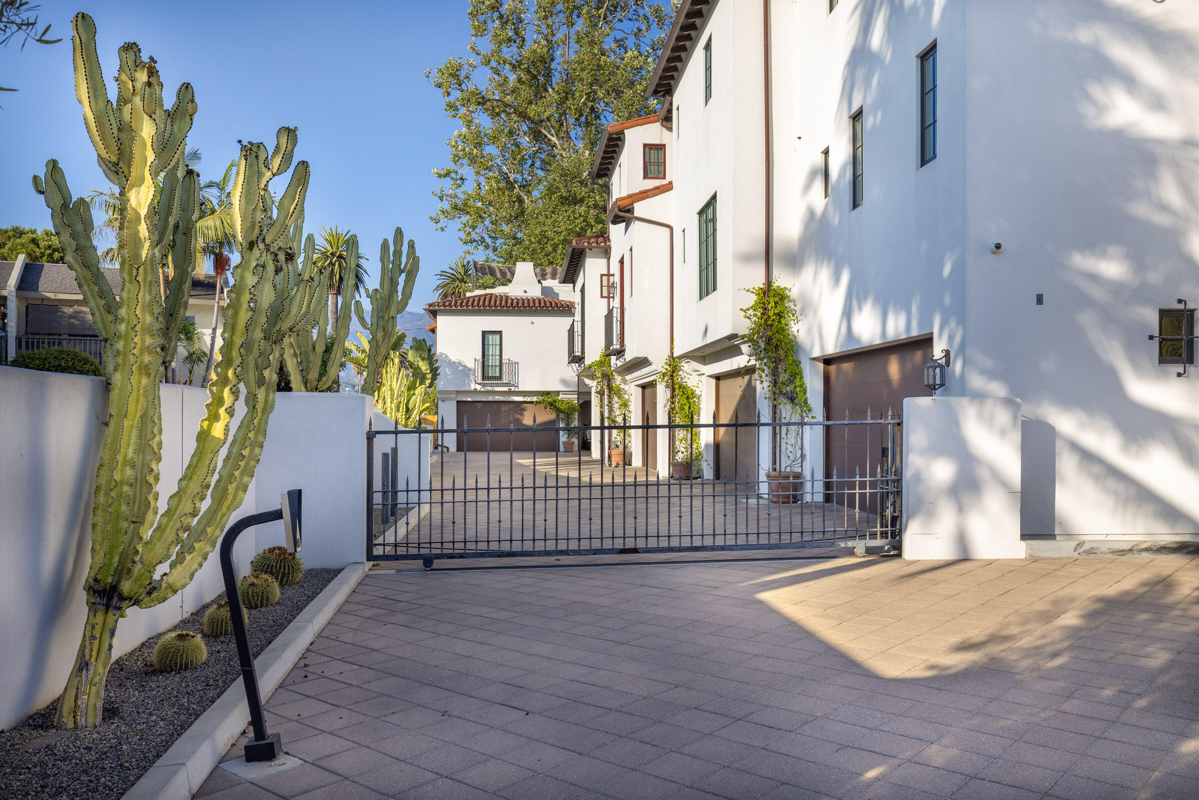 Santa Barbara, California 93101, United States, 3 Bedrooms Bedrooms, ,3 BathroomsBathrooms,Residential,Active,180992