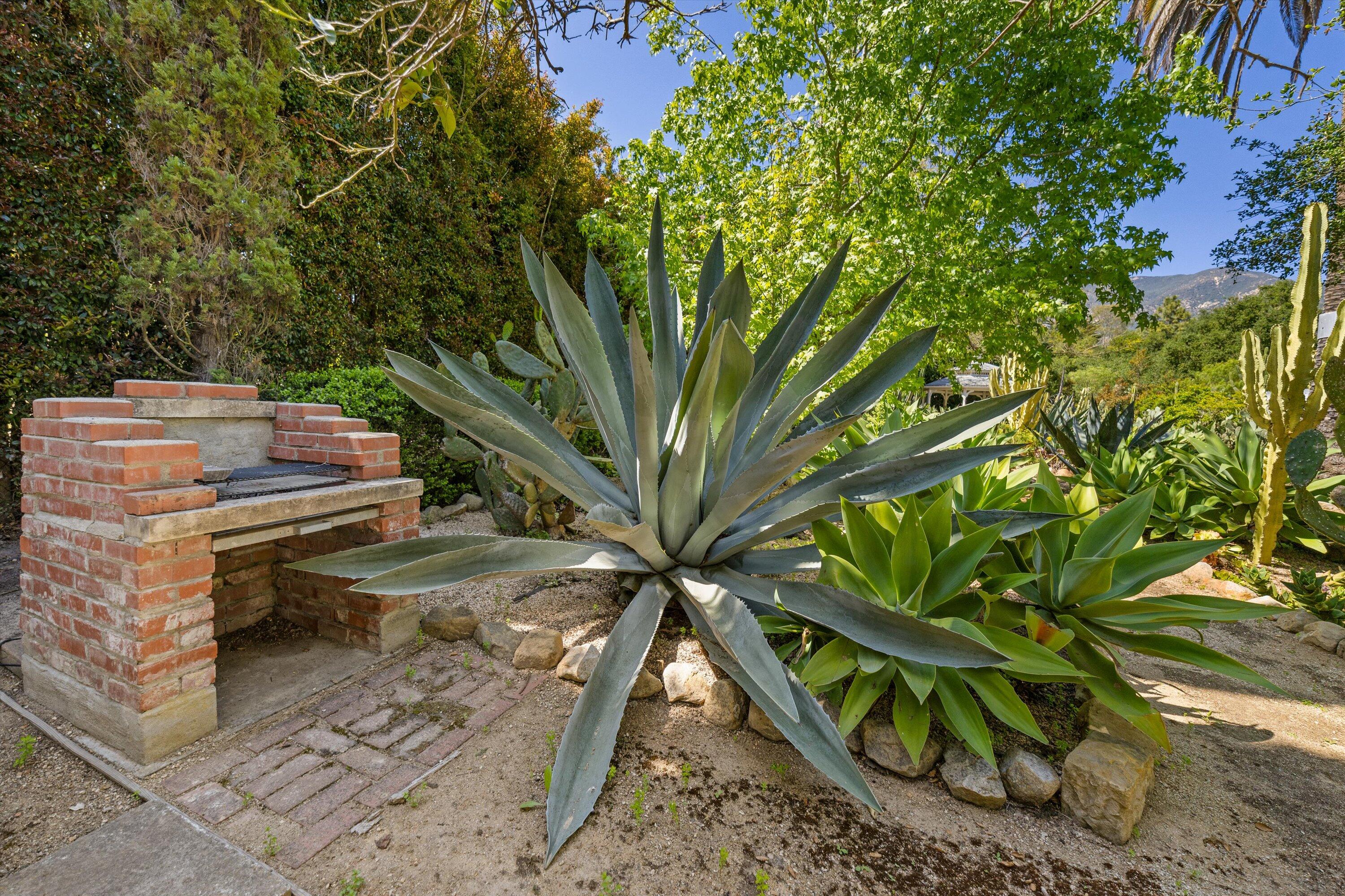 Montecito, California 93108, United States, 4 Bedrooms Bedrooms, ,4 BathroomsBathrooms,Residential,Pending,121643