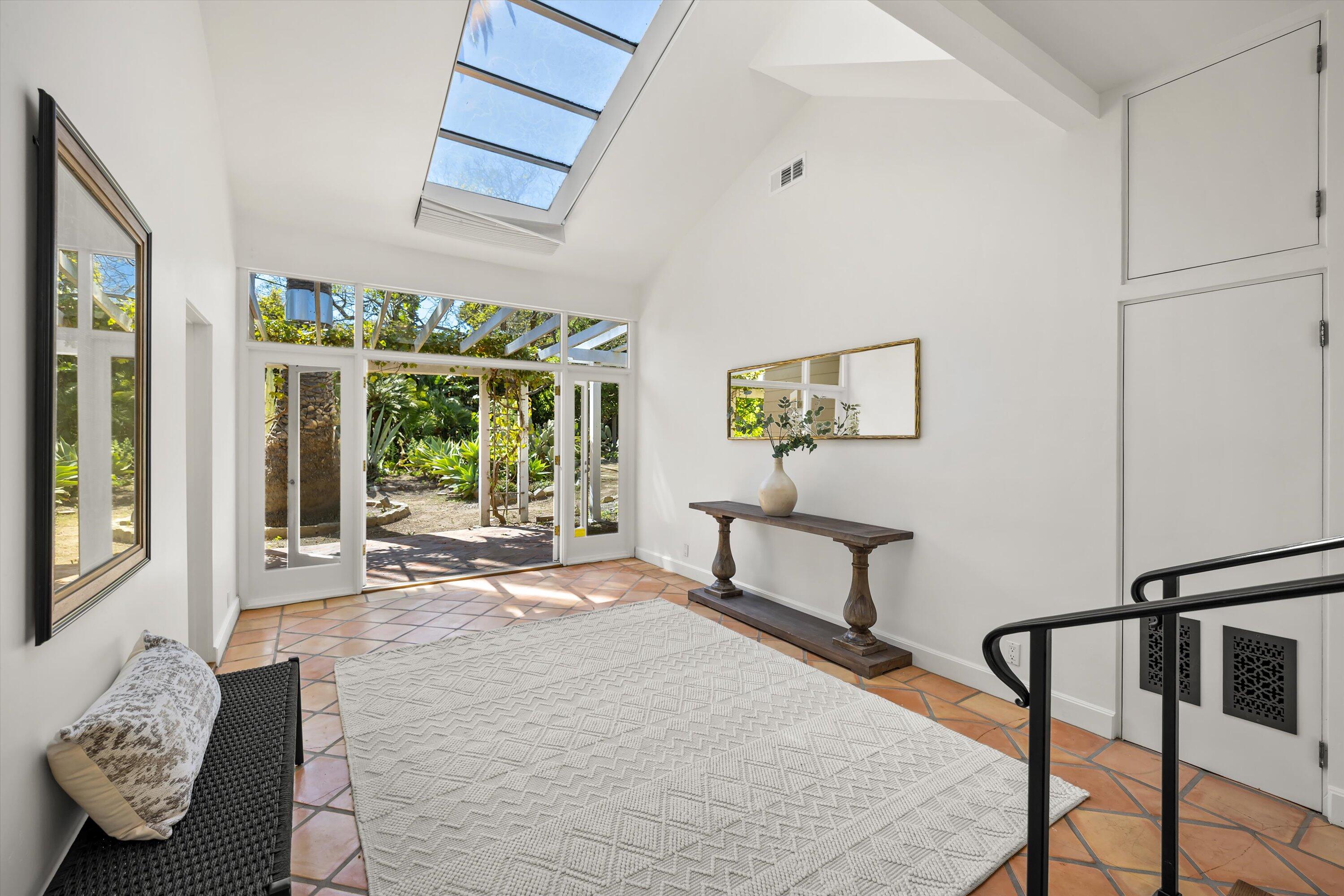 Montecito, California 93108, United States, 4 Bedrooms Bedrooms, ,4 BathroomsBathrooms,Residential,Pending,121643