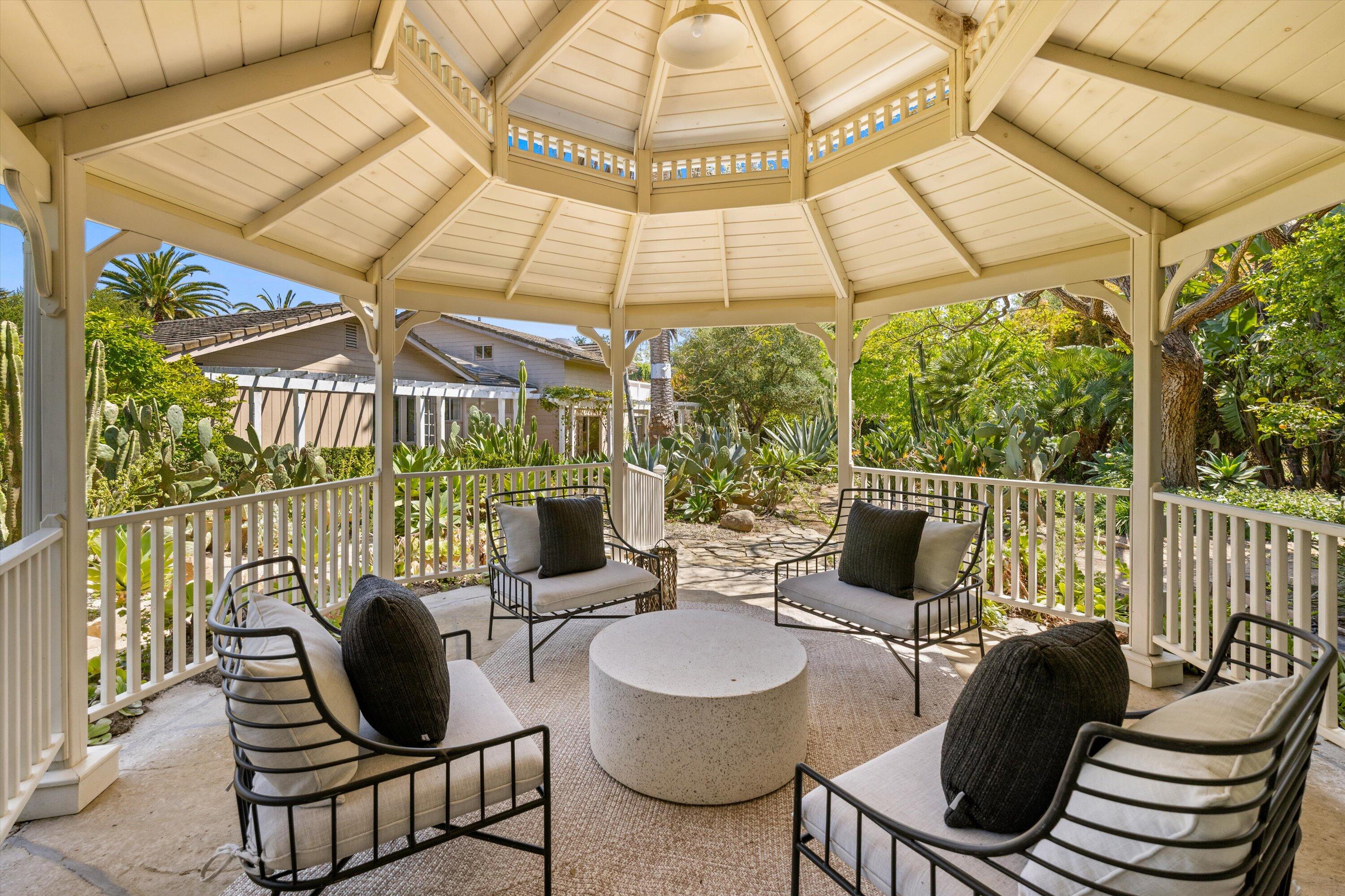 Montecito, California 93108, United States, 4 Bedrooms Bedrooms, ,4 BathroomsBathrooms,Residential,Pending,121643