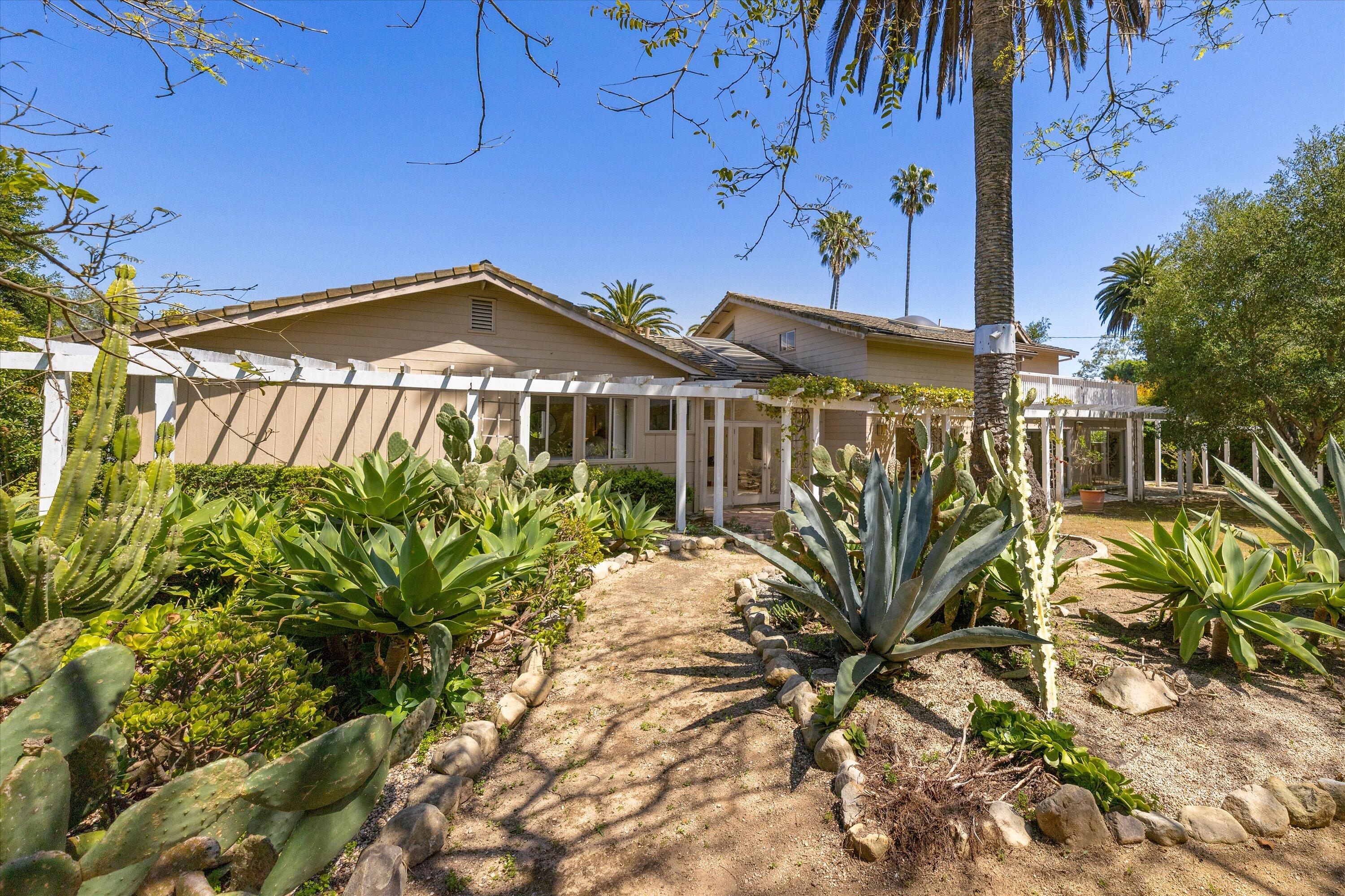 Montecito, California 93108, United States, 4 Bedrooms Bedrooms, ,4 BathroomsBathrooms,Residential,Pending,121643