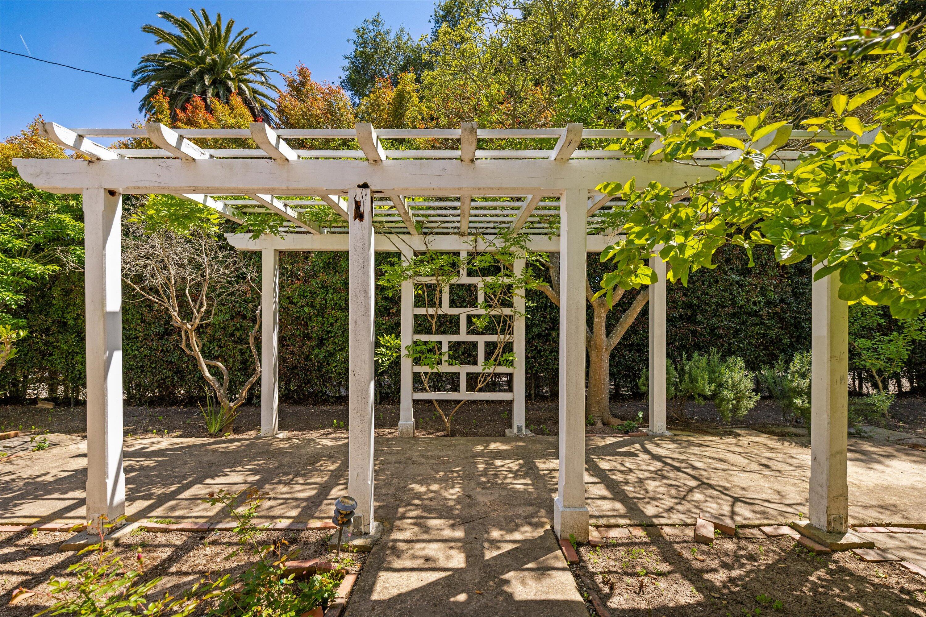 Montecito, California 93108, United States, 4 Bedrooms Bedrooms, ,4 BathroomsBathrooms,Residential,Pending,121643