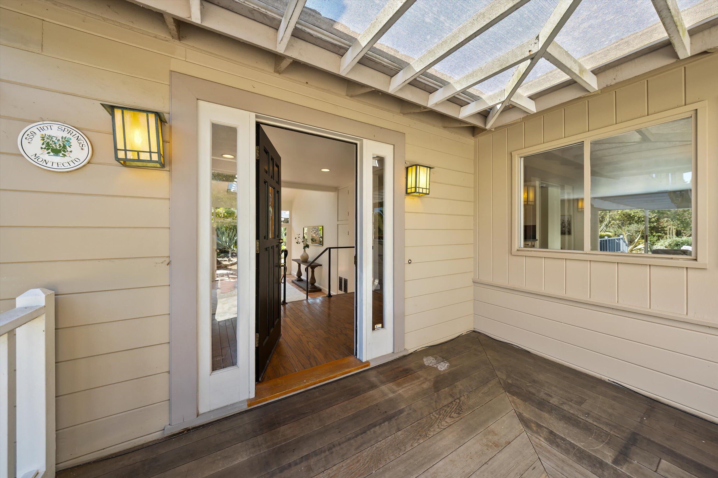 Montecito, California 93108, United States, 4 Bedrooms Bedrooms, ,4 BathroomsBathrooms,Residential,Pending,121643