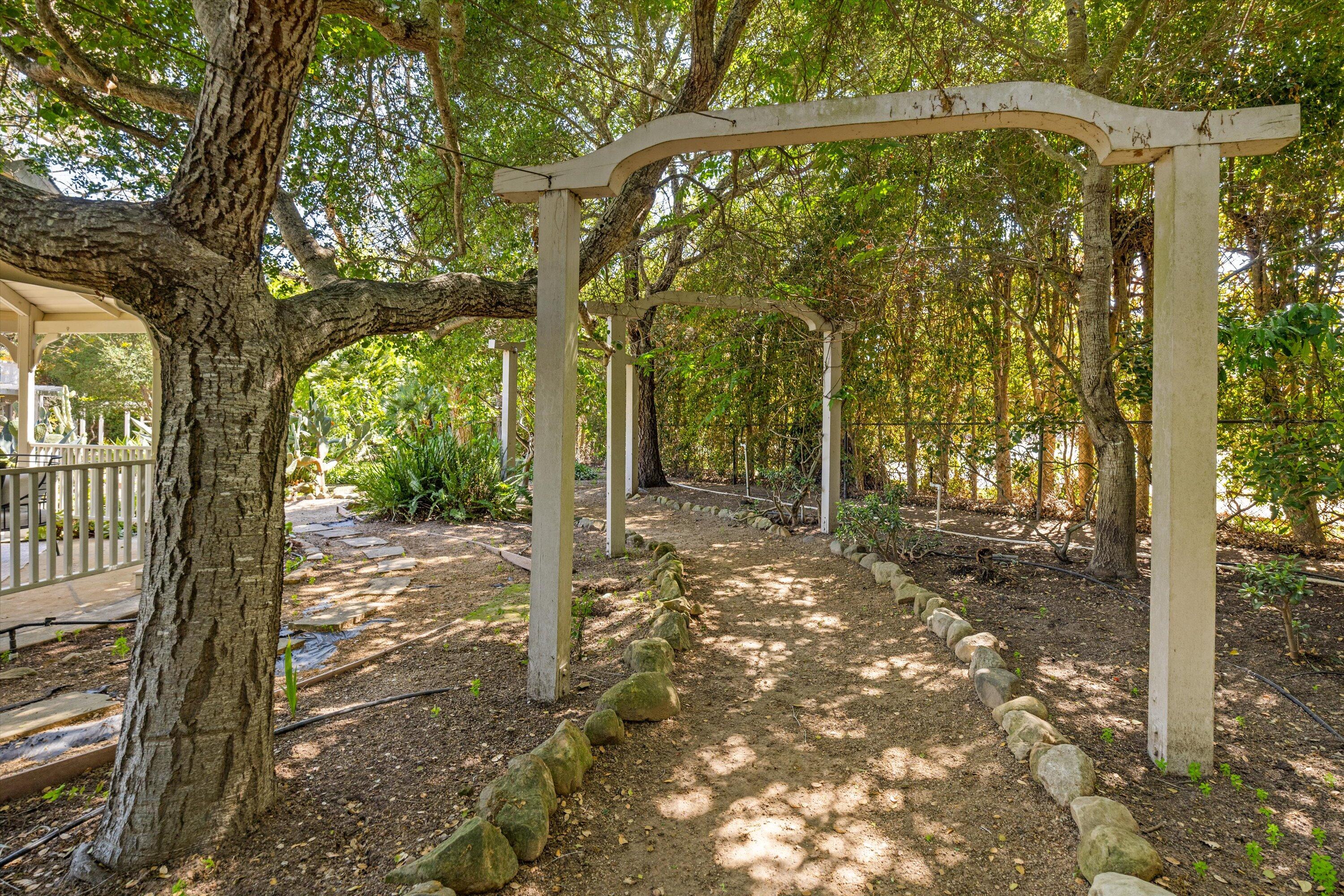 Montecito, California 93108, United States, 4 Bedrooms Bedrooms, ,4 BathroomsBathrooms,Residential,Pending,121643