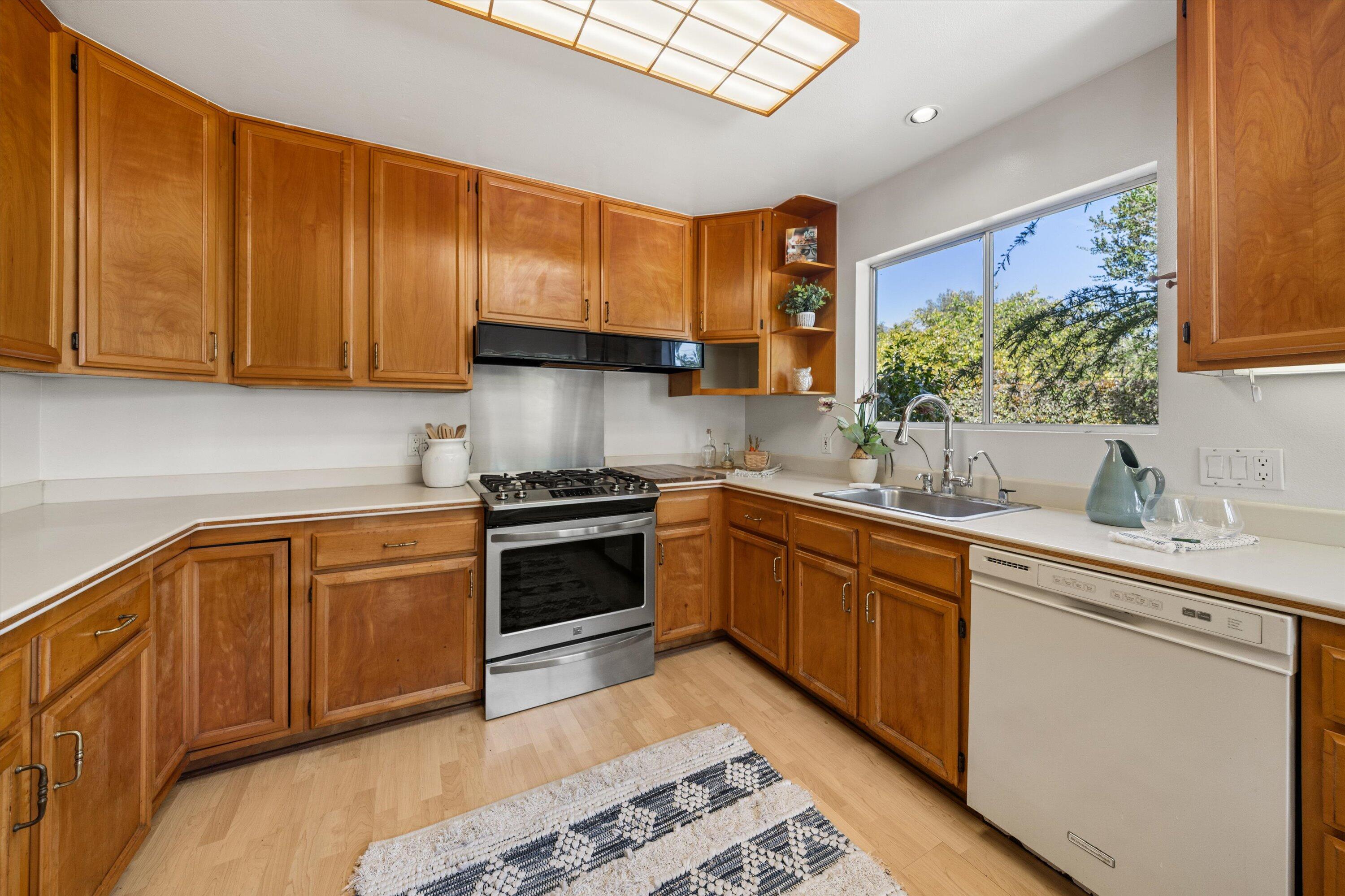 Montecito, California 93108, United States, 4 Bedrooms Bedrooms, ,4 BathroomsBathrooms,Residential,Pending,121643