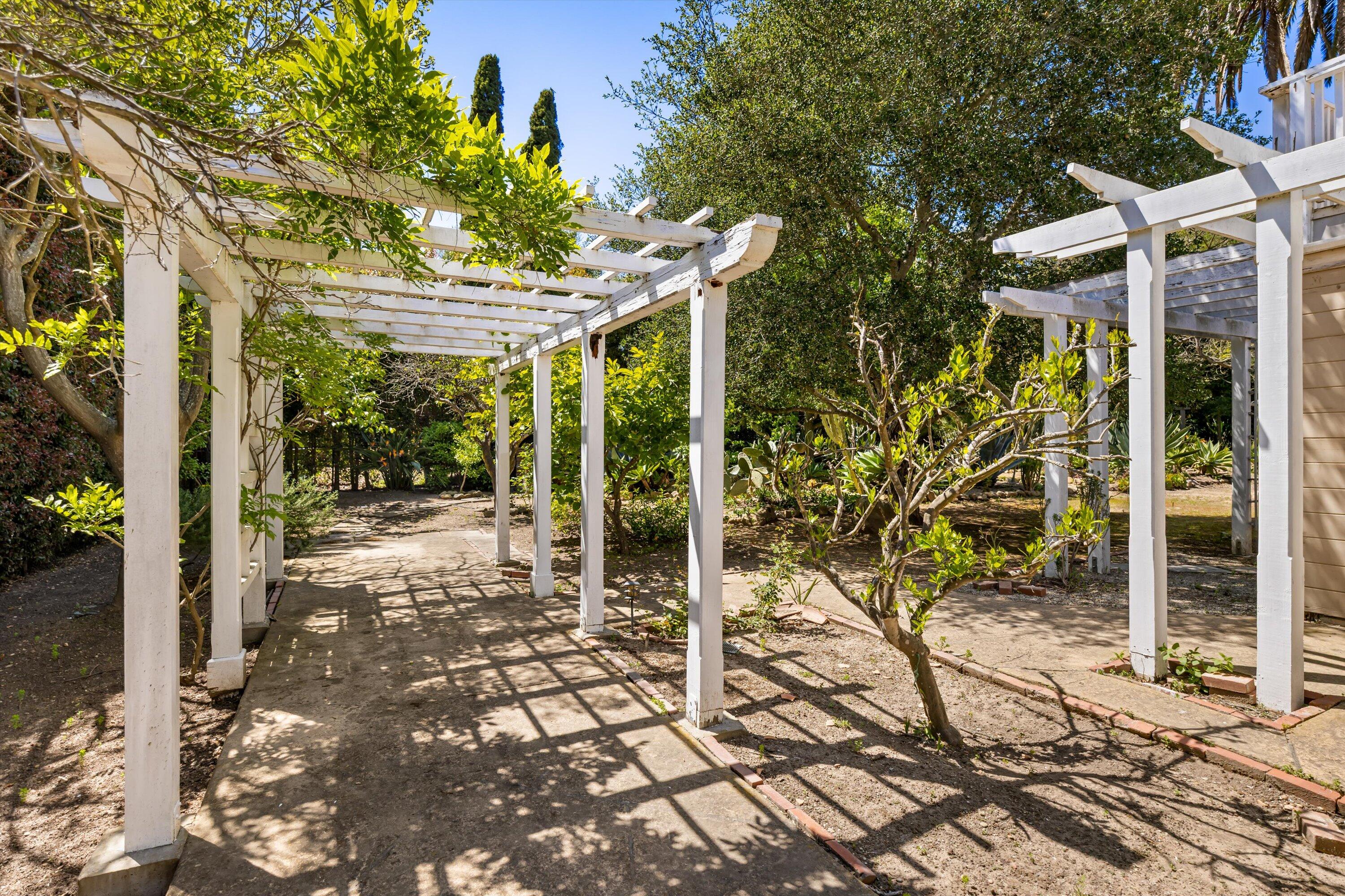 Montecito, California 93108, United States, 4 Bedrooms Bedrooms, ,4 BathroomsBathrooms,Residential,Pending,121643