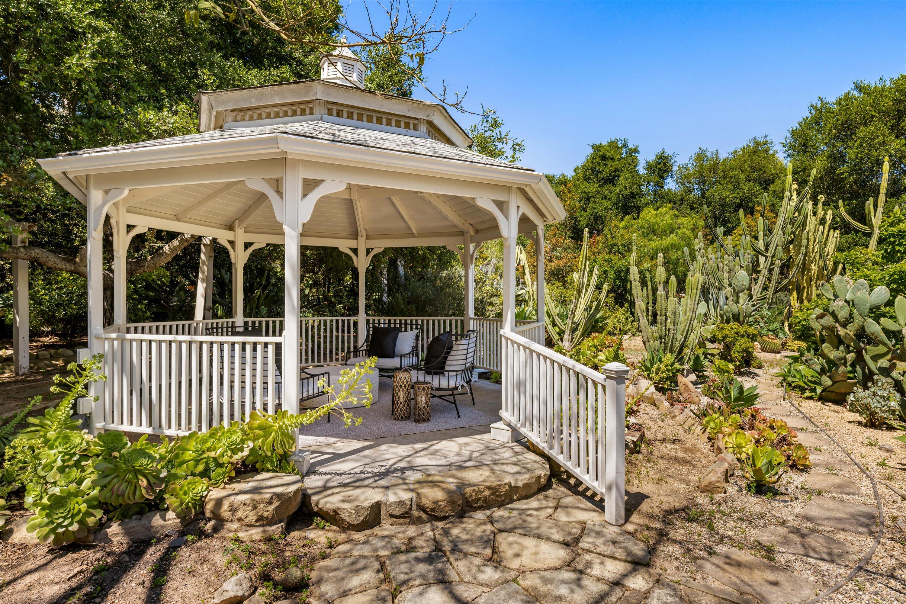 Montecito, California 93108, United States, 4 Bedrooms Bedrooms, ,4 BathroomsBathrooms,Residential,Pending,121643