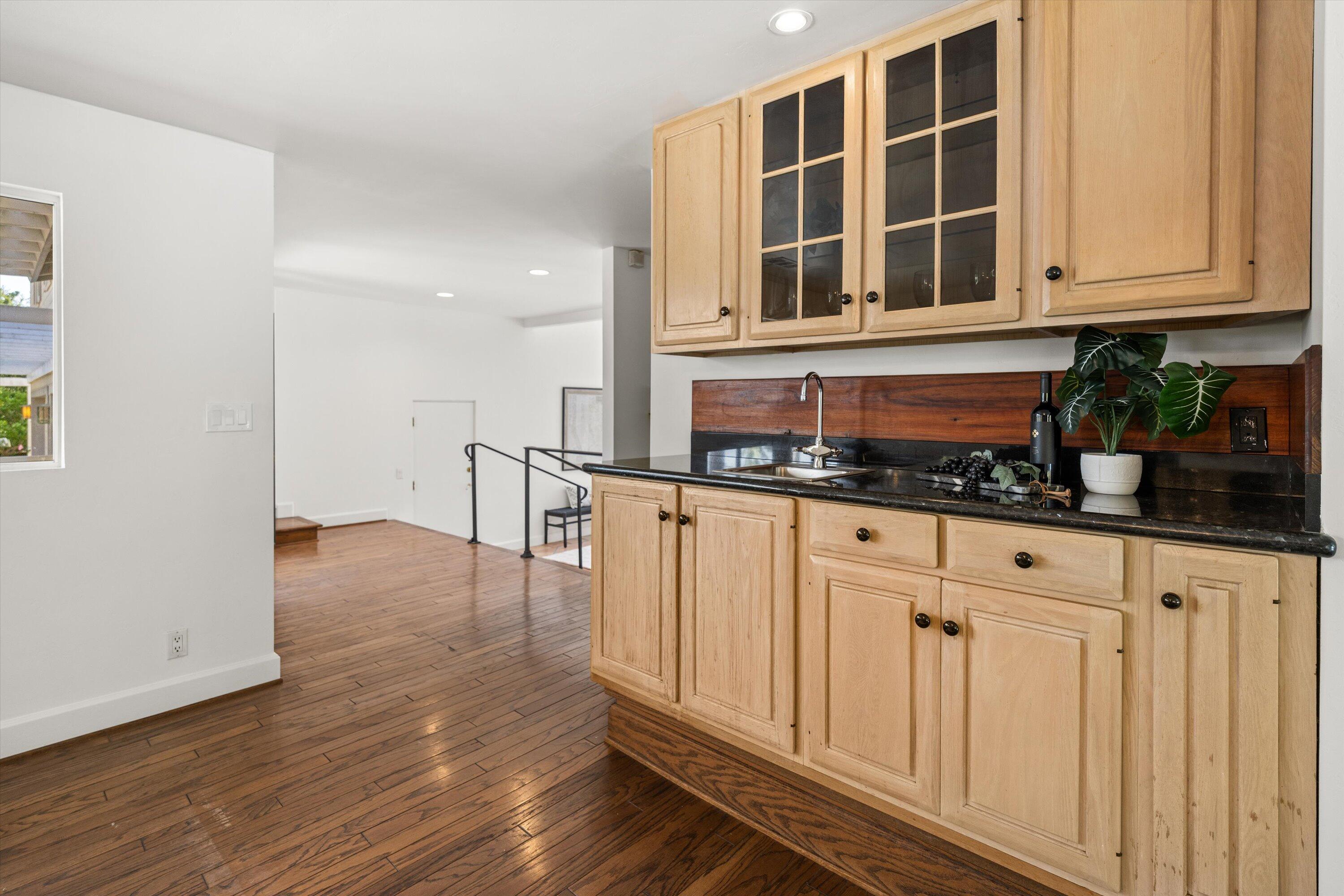 Montecito, California 93108, United States, 4 Bedrooms Bedrooms, ,4 BathroomsBathrooms,Residential,Pending,121643