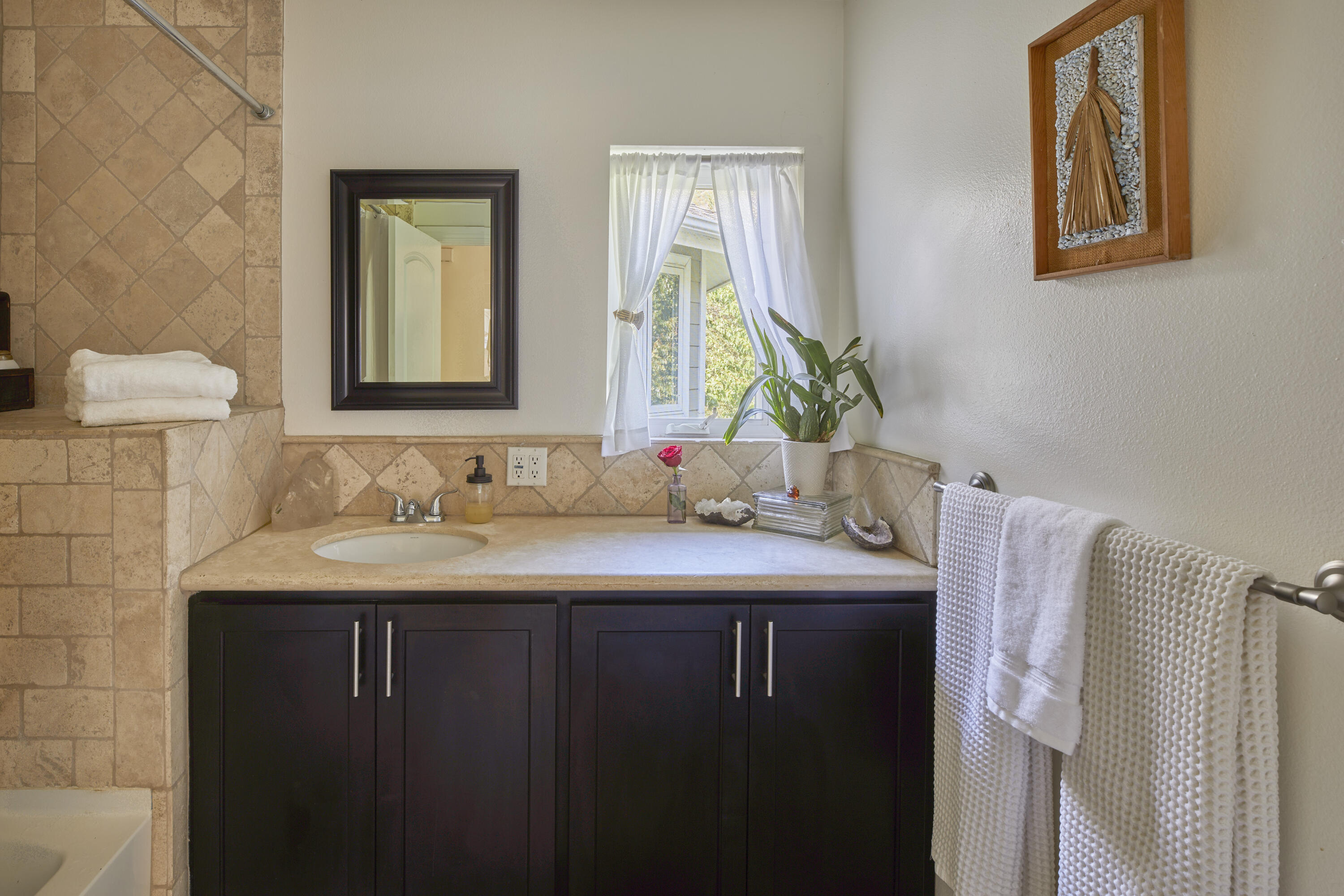 Ojai, California 93023, United States, 6 Bedrooms Bedrooms, ,5 BathroomsBathrooms,Residential,Active,204035