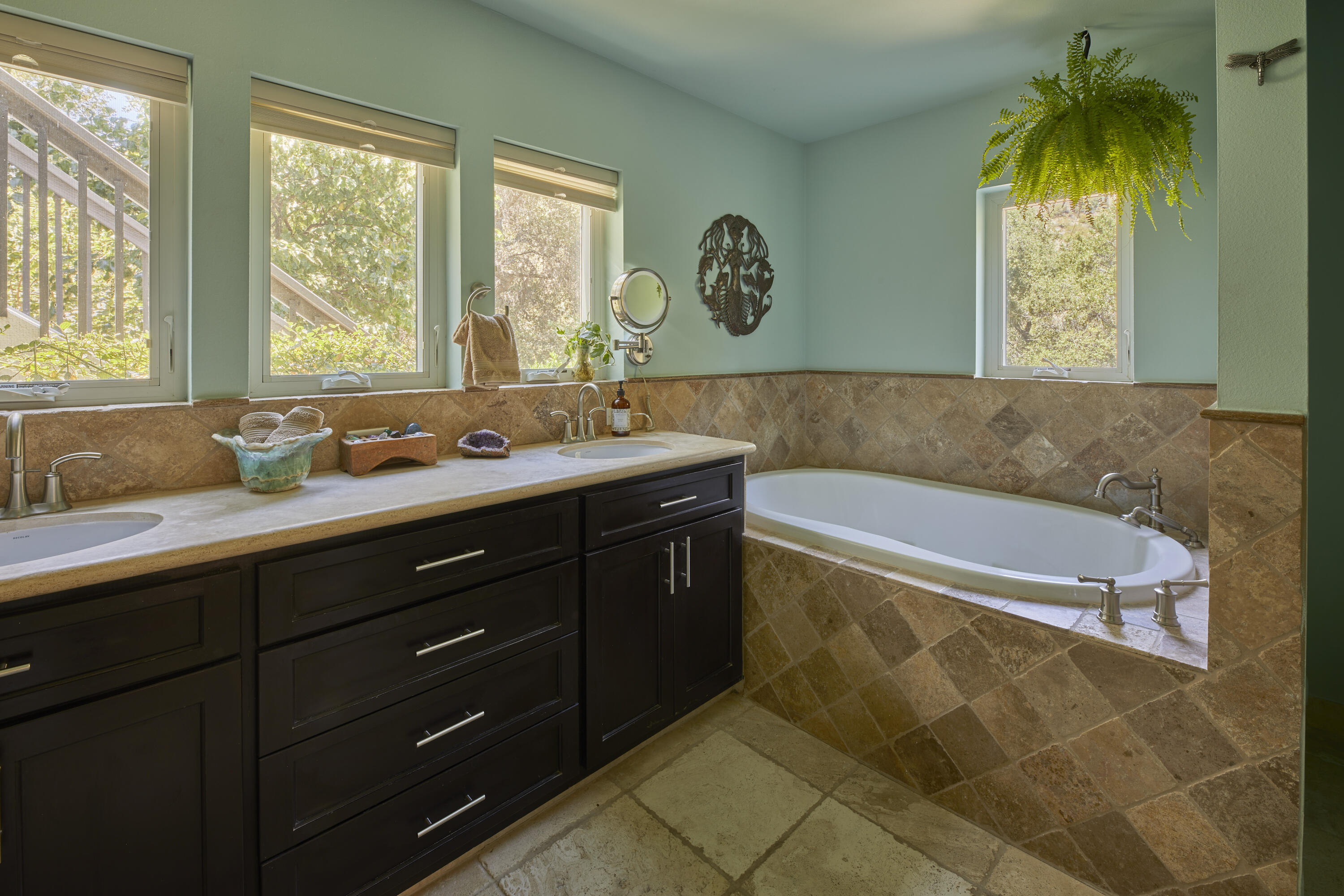 Ojai, California 93023, United States, 6 Bedrooms Bedrooms, ,5 BathroomsBathrooms,Residential,Active,204035