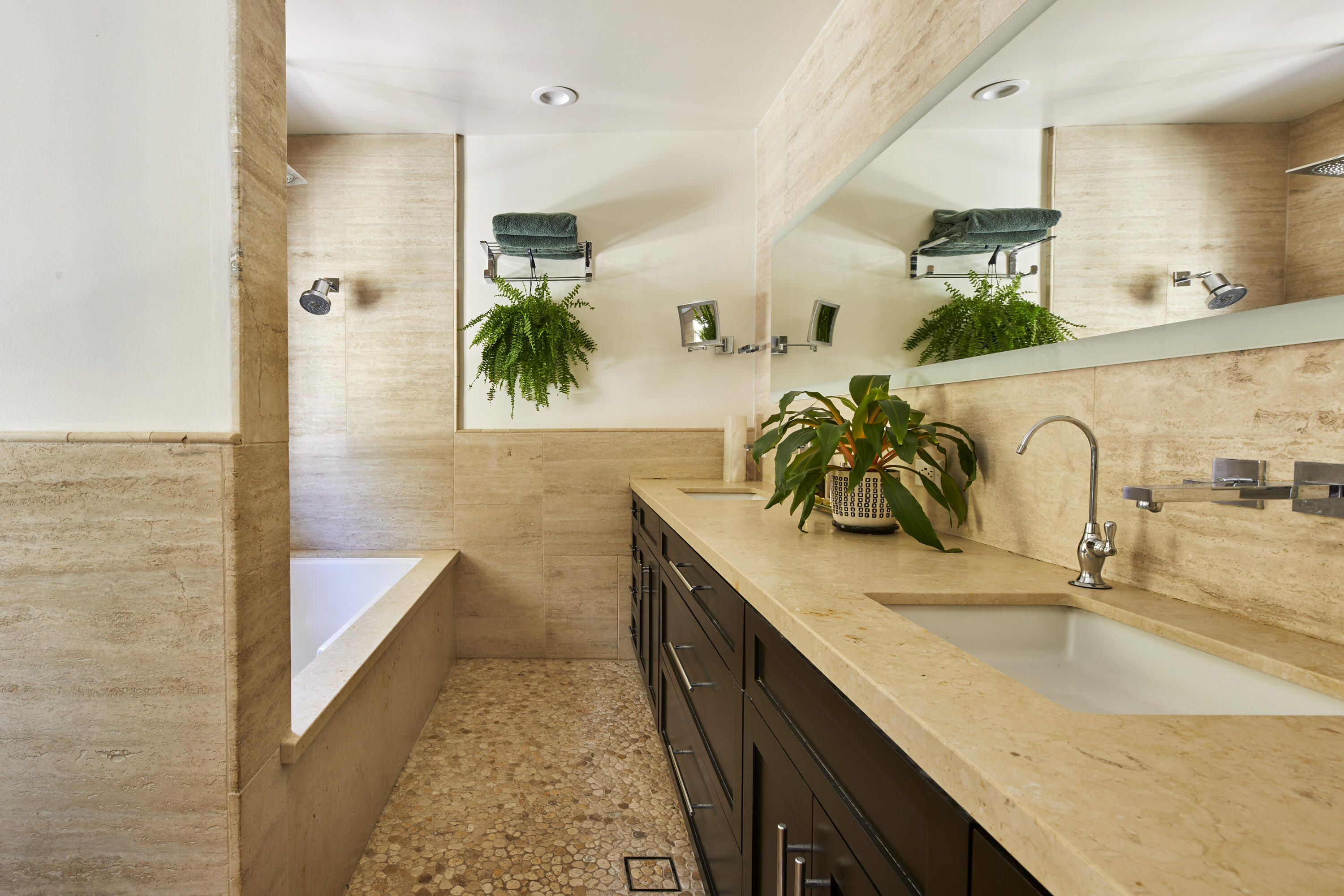 Ojai, California 93023, United States, 6 Bedrooms Bedrooms, ,5 BathroomsBathrooms,Residential,Active,204035