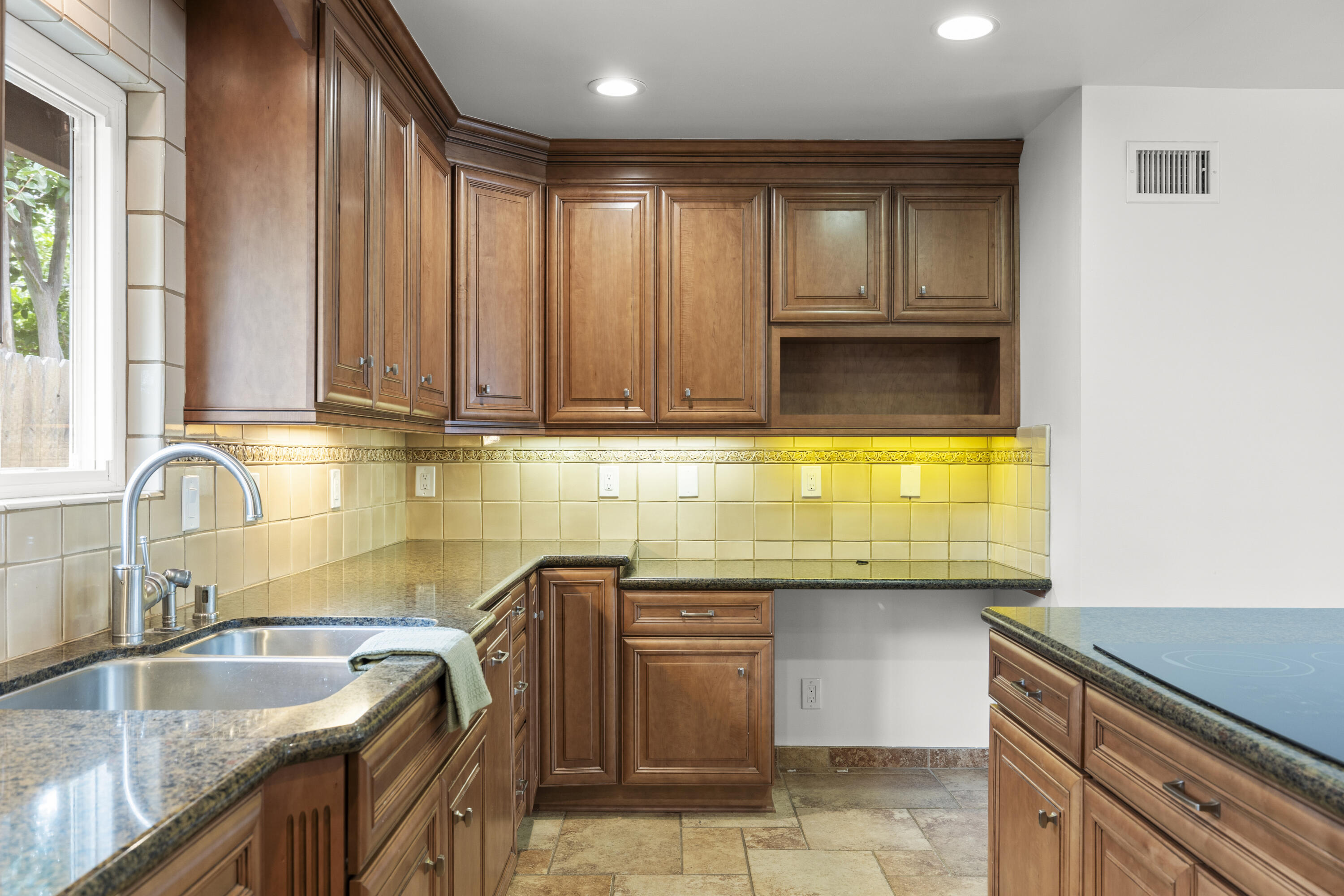 Oxnard, California 93030, United States, 3 Bedrooms Bedrooms, ,3 BathroomsBathrooms,Residential,Active,164039